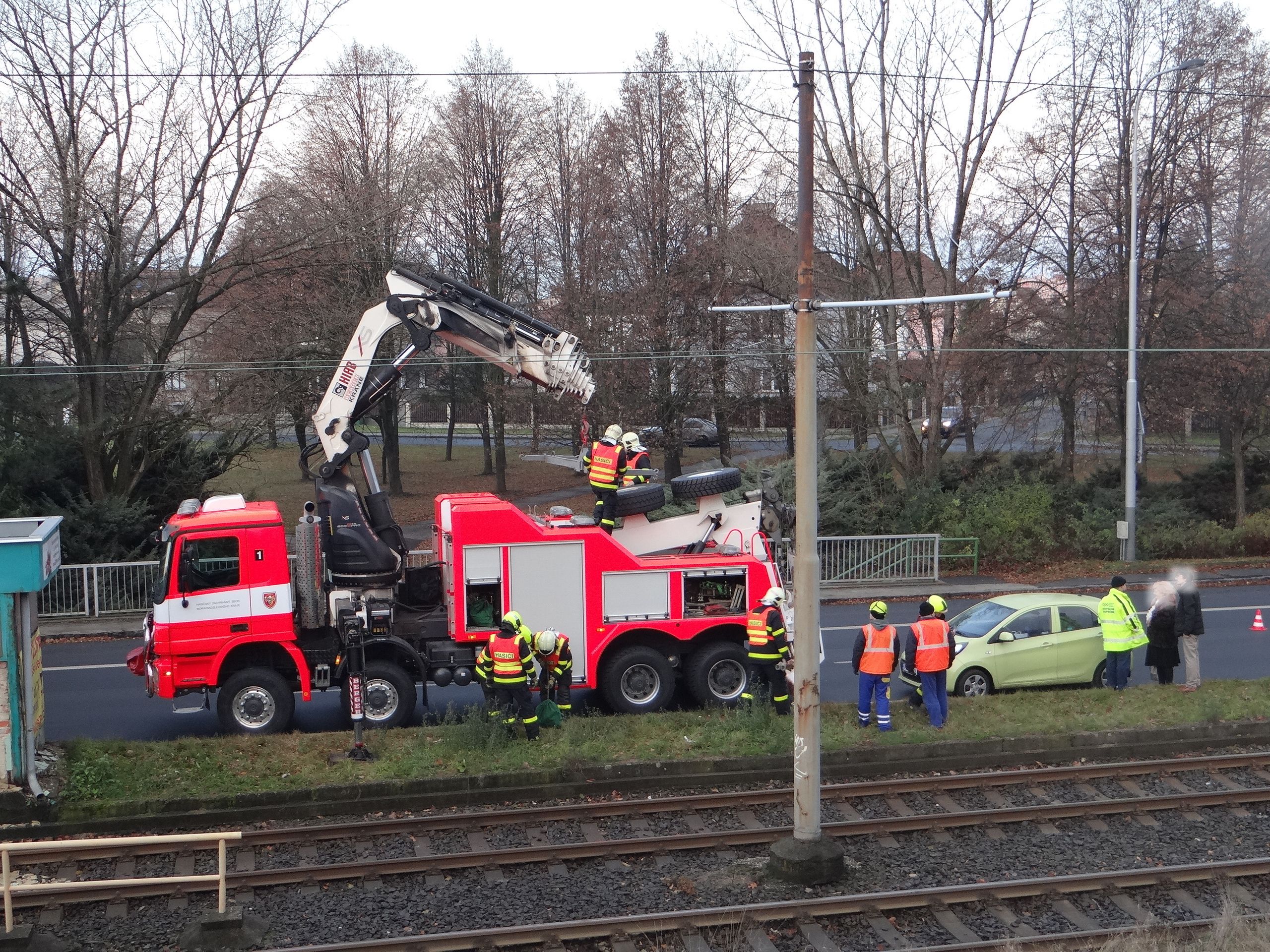 Hasiči vyprošťovali auto z tramvajových kolejí - 8 - Galerie: Hasiči vyprošťovali auto z tramvajových kolejí (7/13)