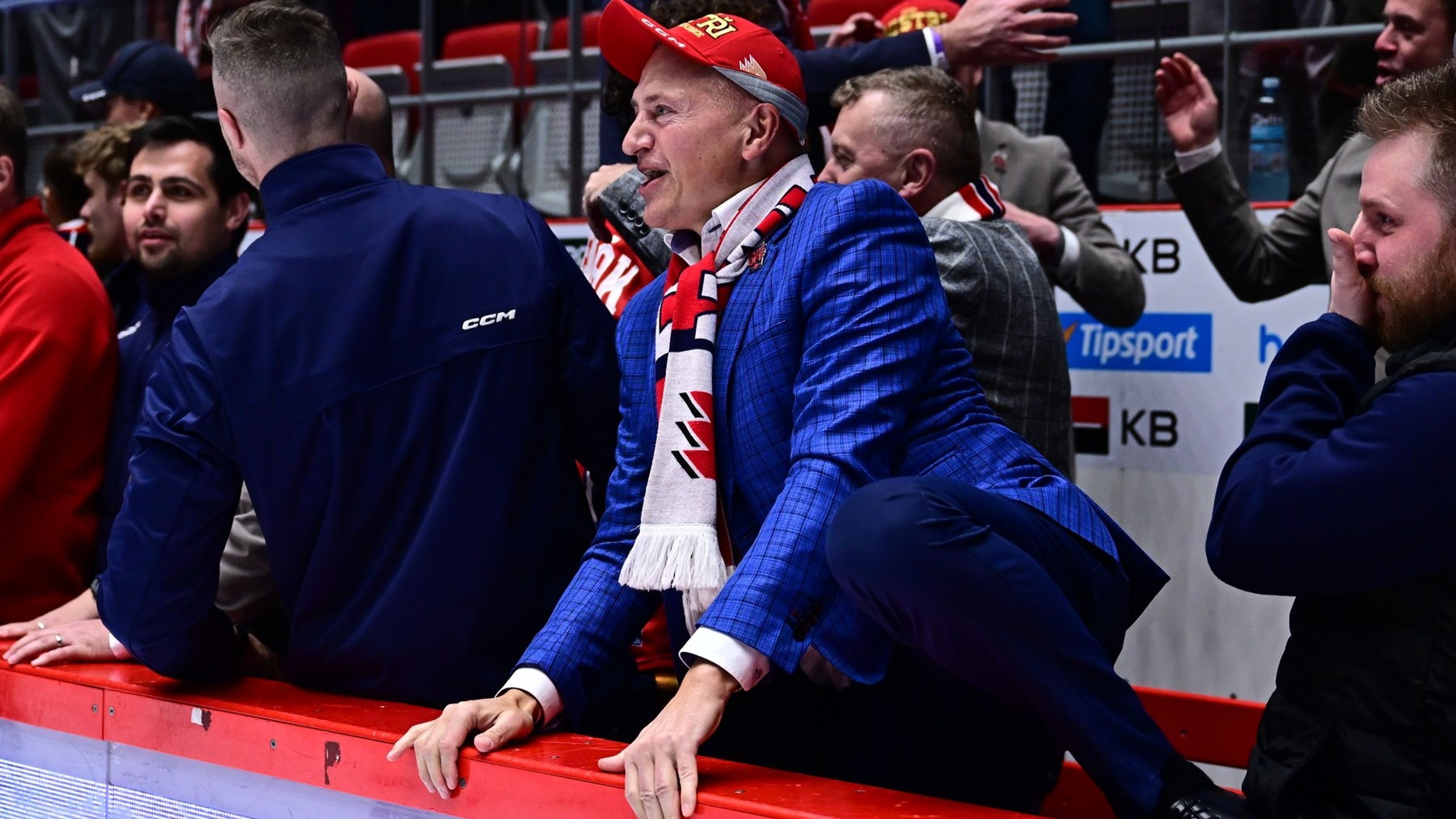 Pardubický majitel Petr Dědek slaví zisk extraligového titulu - Pardubice po 14 letech získaly extraligové zlato (8/10)