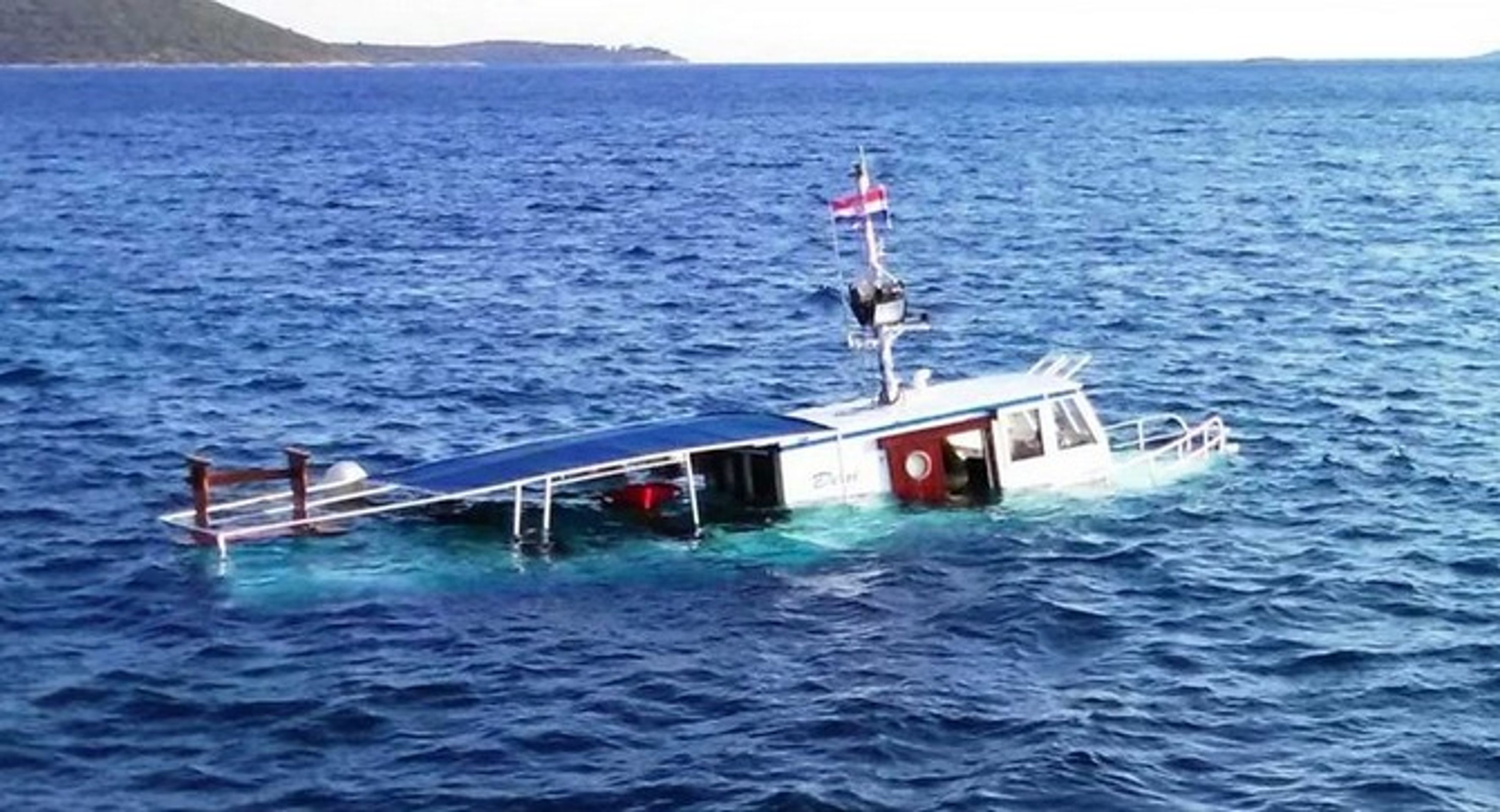 Nehoda výletní lodi - 2 - GALERIE: V Chorvatsku se potopila výletní loď! (4/5)