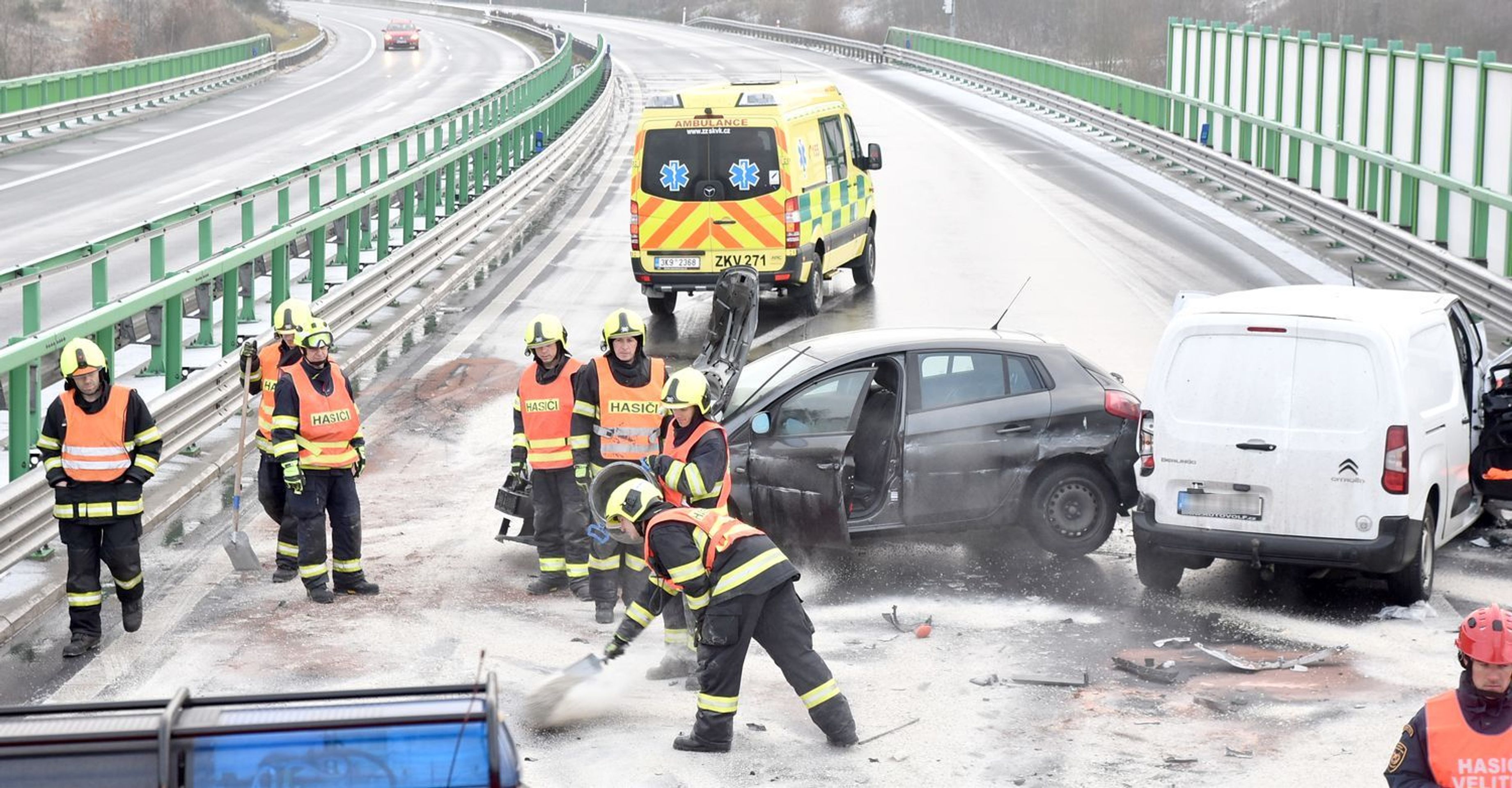 Hasiči zastavili u nehody, zezadu do nich narazilo další auto - 8 - GALERIE: Hasiči zastavili u nehody, zezadu do nich narazilo další auto (8/10)