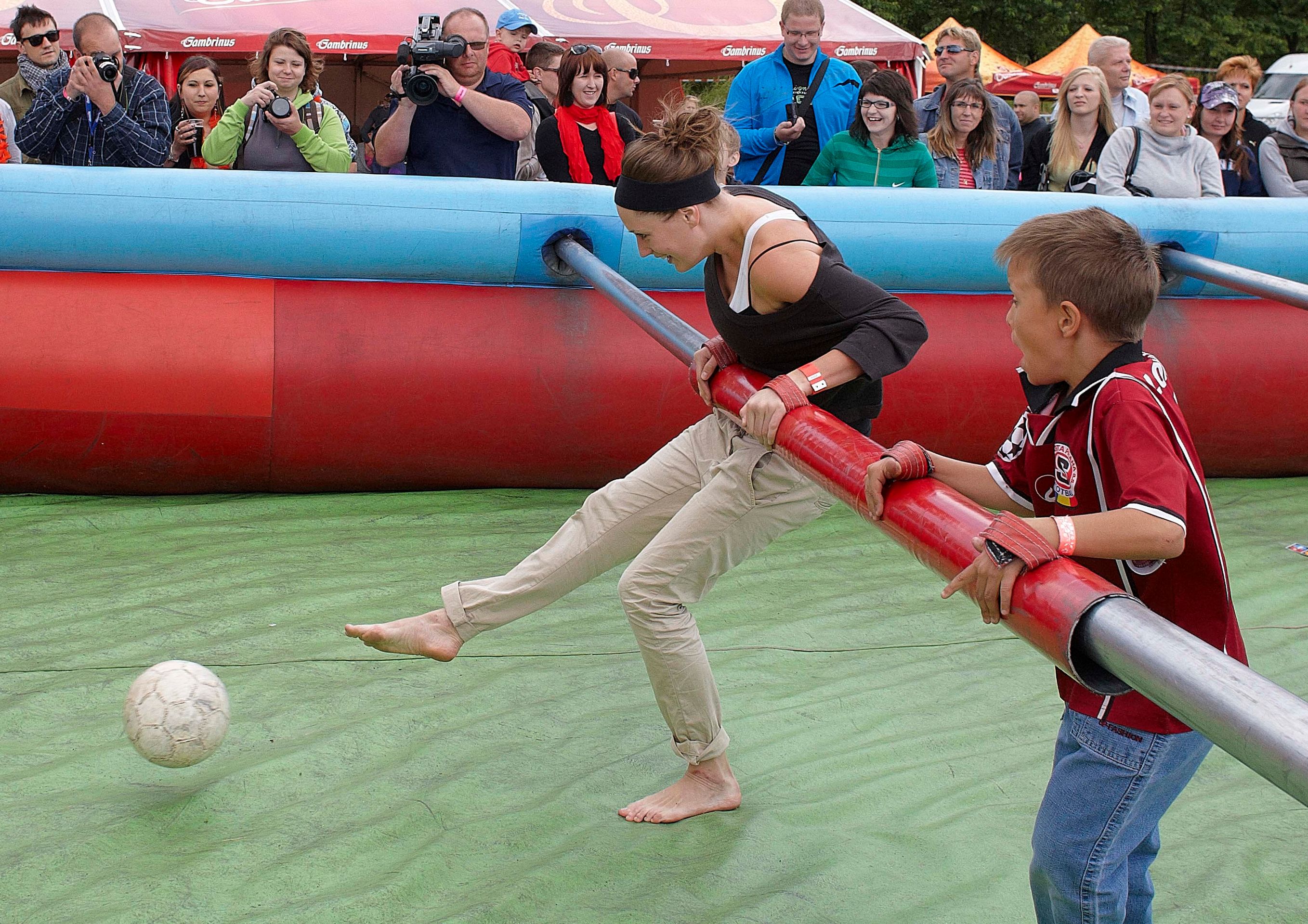 Ordinace v růžové zahradě hrála fotbálek s dětmi z dětských domovů - 4 - GALERIE: Herci z ORDINACE hráli fotbal s dětmi z dětských domovů (4/13)