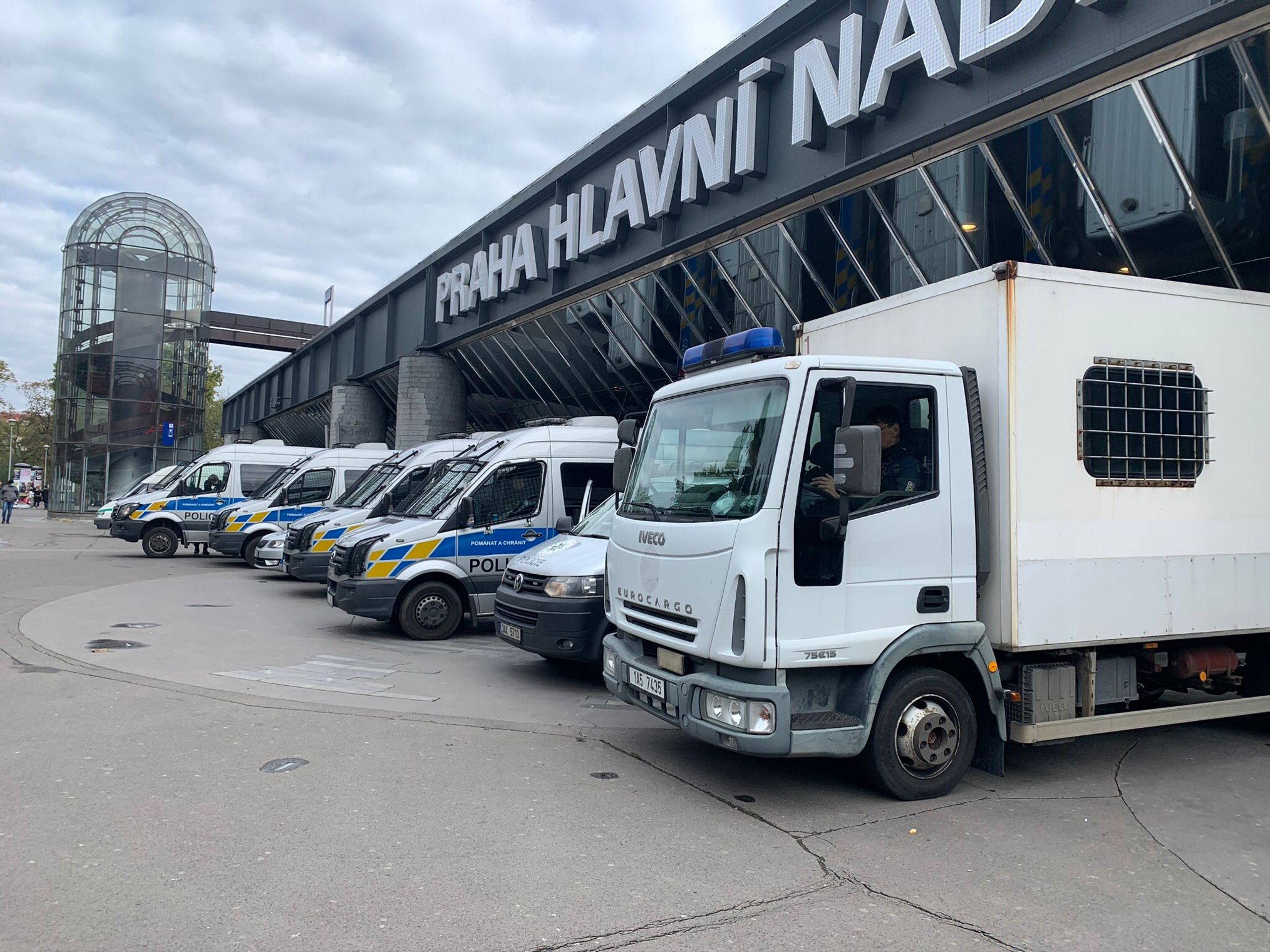 Bezpečnostní opatření policistů na hlavním nádraží v Praze kvůli protestu fotbalových chuligánů - GALERIE: Demonstrace fotbalových chuligánů v Praze proti opatřením (5/17)