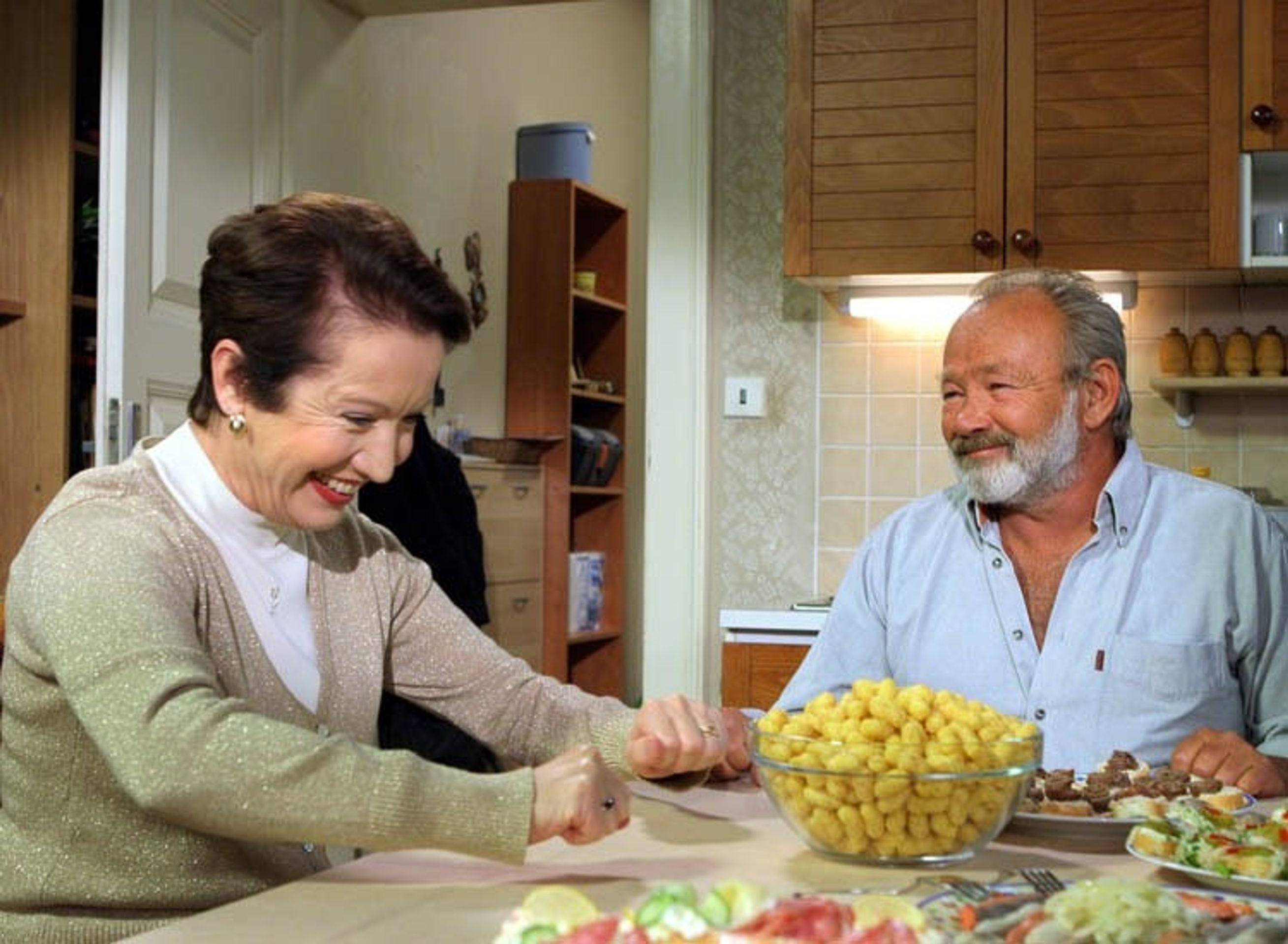 Seriál Ulice: Rudolf Hrušínský jako Vlastimil Pešek s Hanou Maciuchovou jako Miriam Hejlovou (cropped) - Rudolf Hrušínský mladší (16/20)