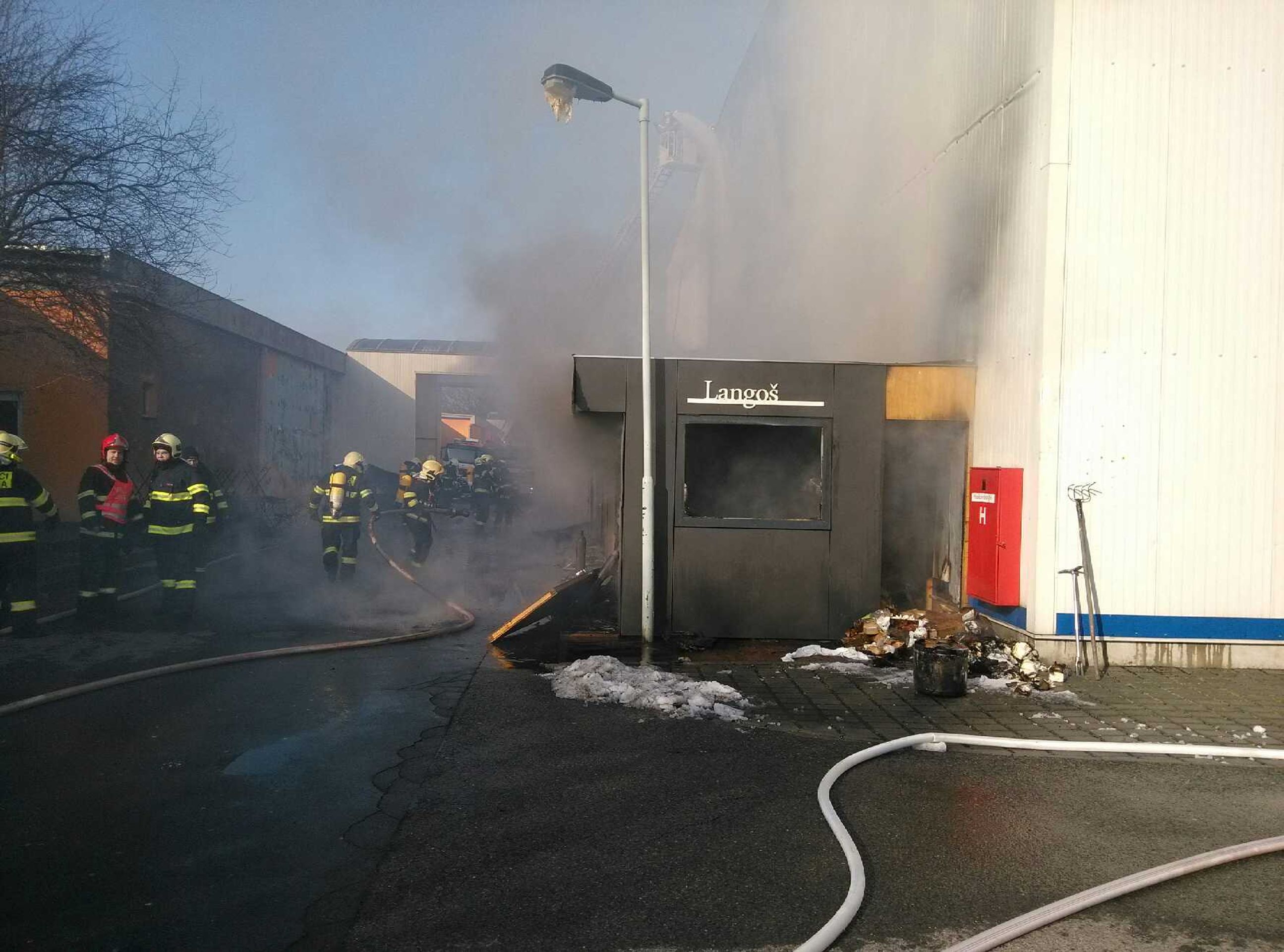 Na výstavišti v Letňanech explodoval stánek s občerstvením - GALERIE: Výbuch v Letňanech (8/12)