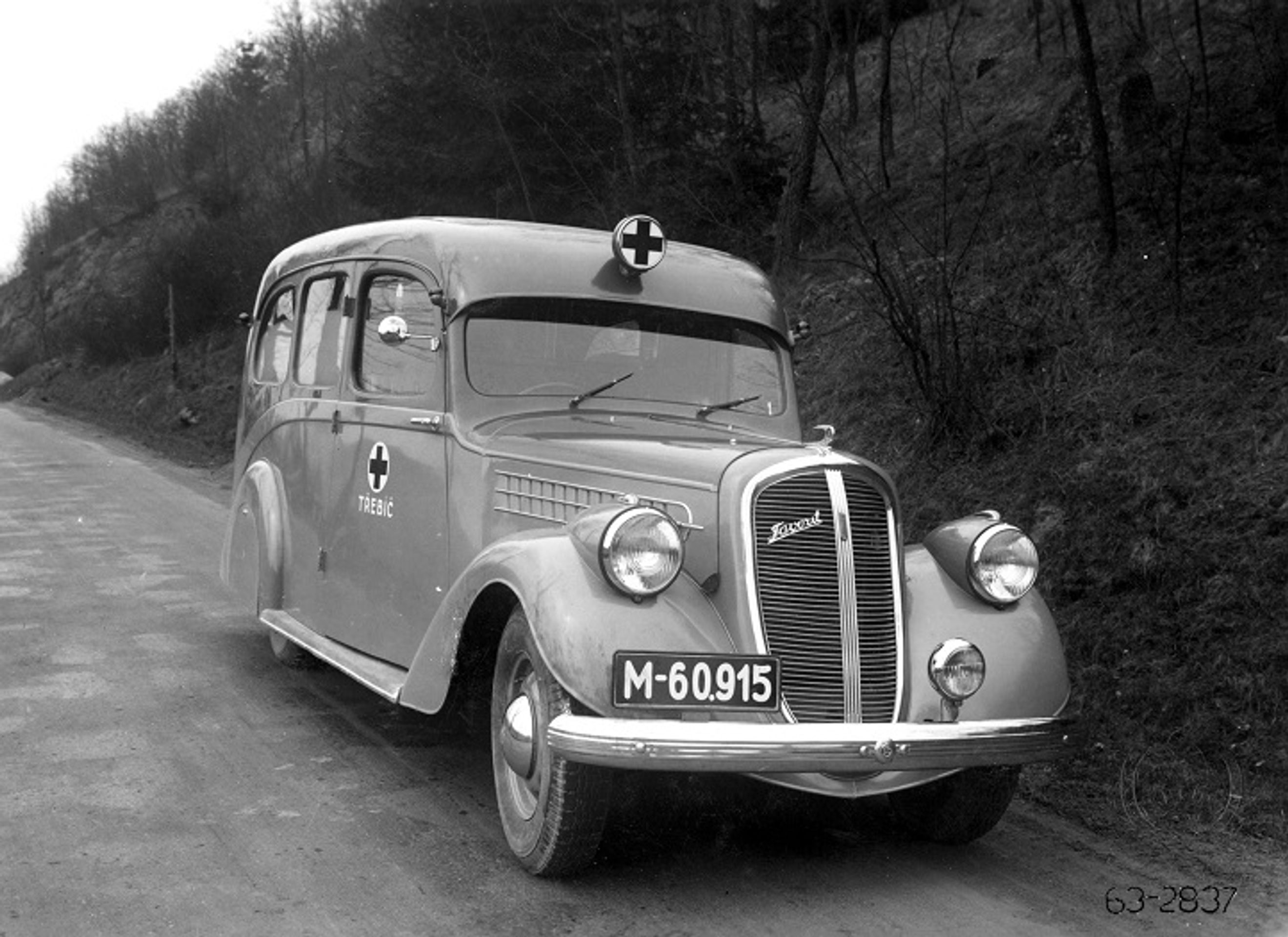 Historické sanitní vozy Škoda - 1 - GALERIE: Škodovky ve službách lékařů (1/5)