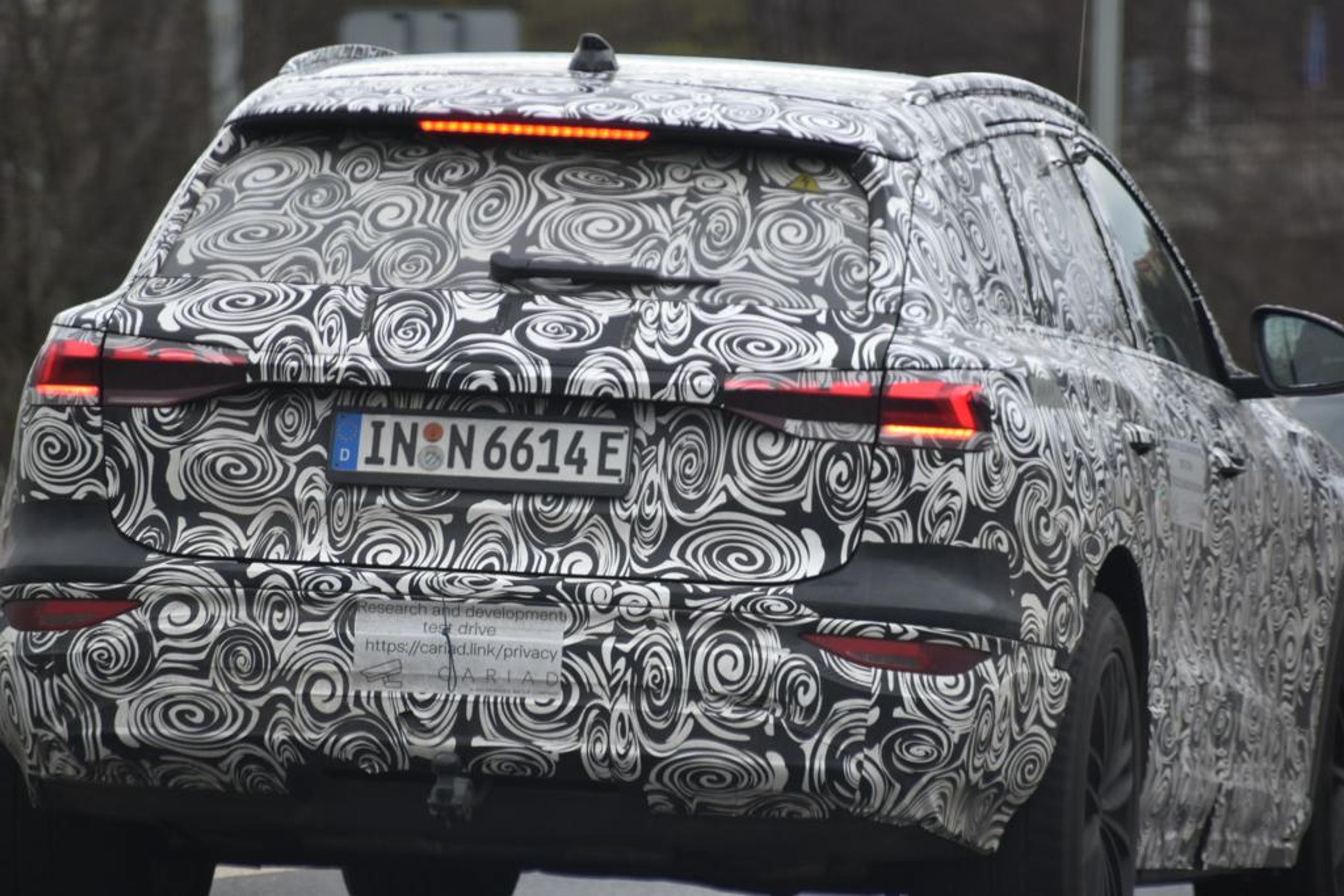Maskované prototypy Audi A4 Avant a Q6 e-tron v ulicích Prahy - Testování maskovaných novinek od Audi v ulicích Prahy (13/15)