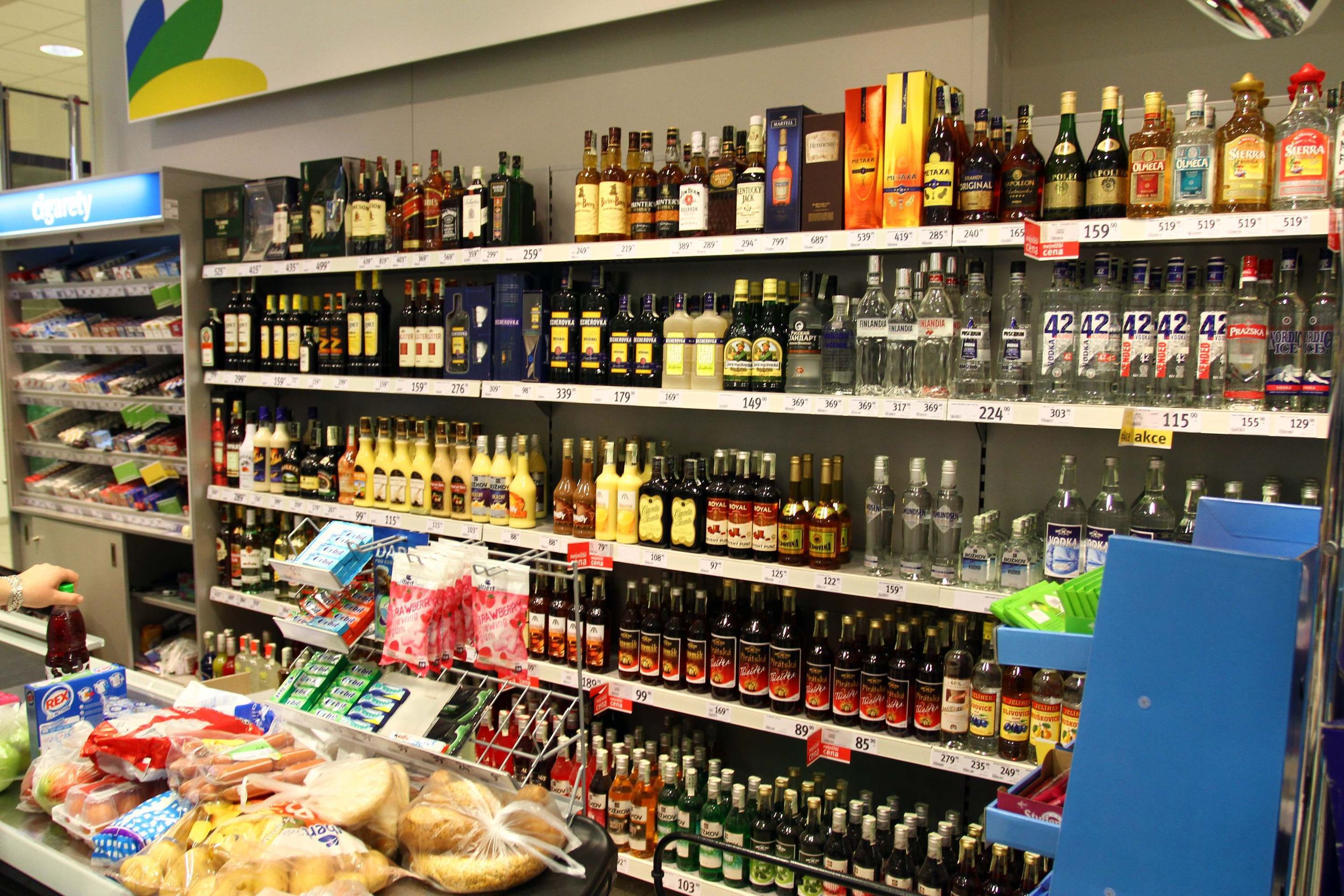 Prodejny stahují alkohol z pultů - 13 - Obchody stahují alkohol z regálů (4/15)