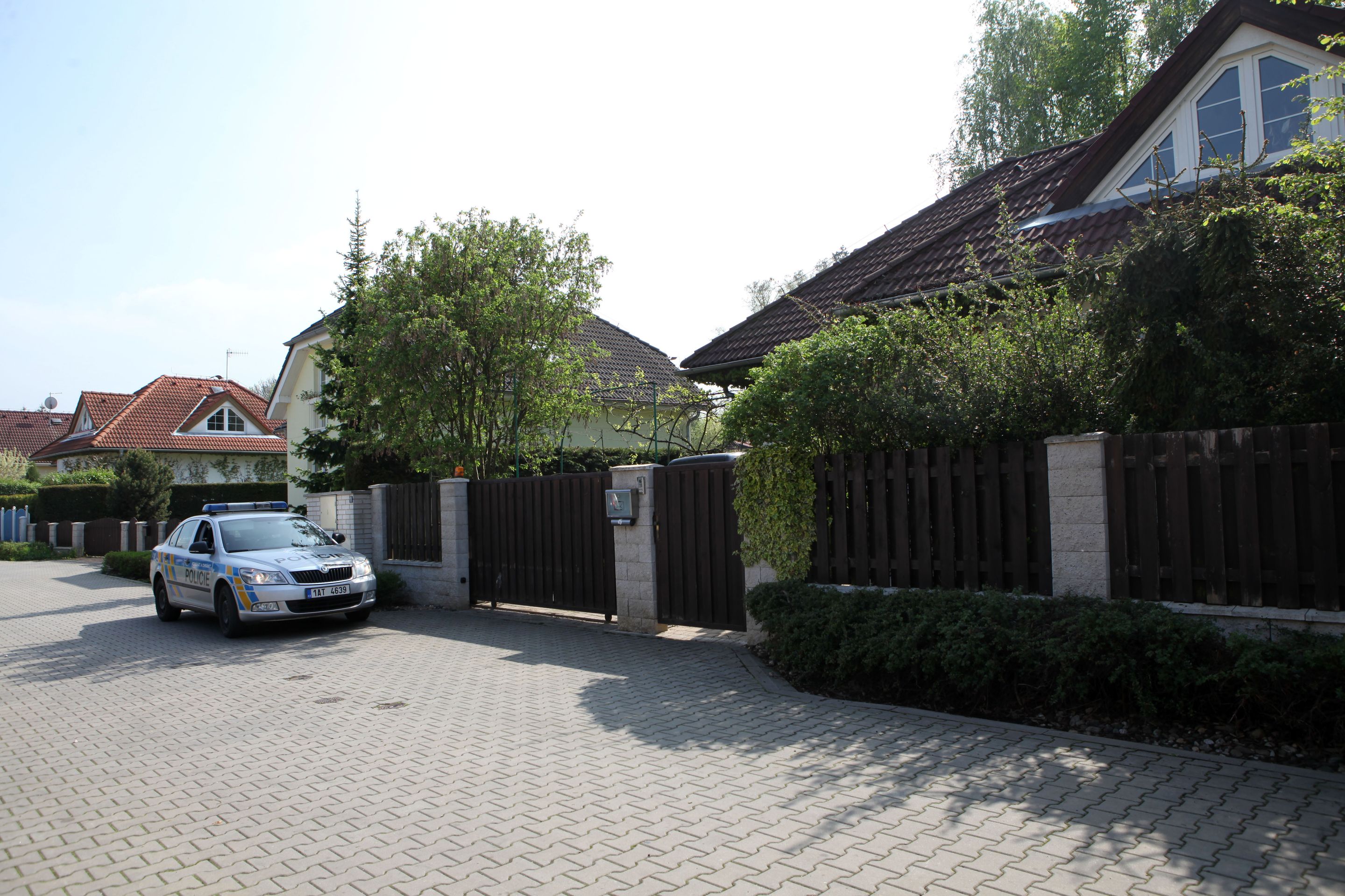 Co se děje před domem Ivety Bartošové a Josefa Rychtáře - 5 - GALERIE: Co se děje u domu Josefa Rychtáře a Ivety Bartošové (6/14)