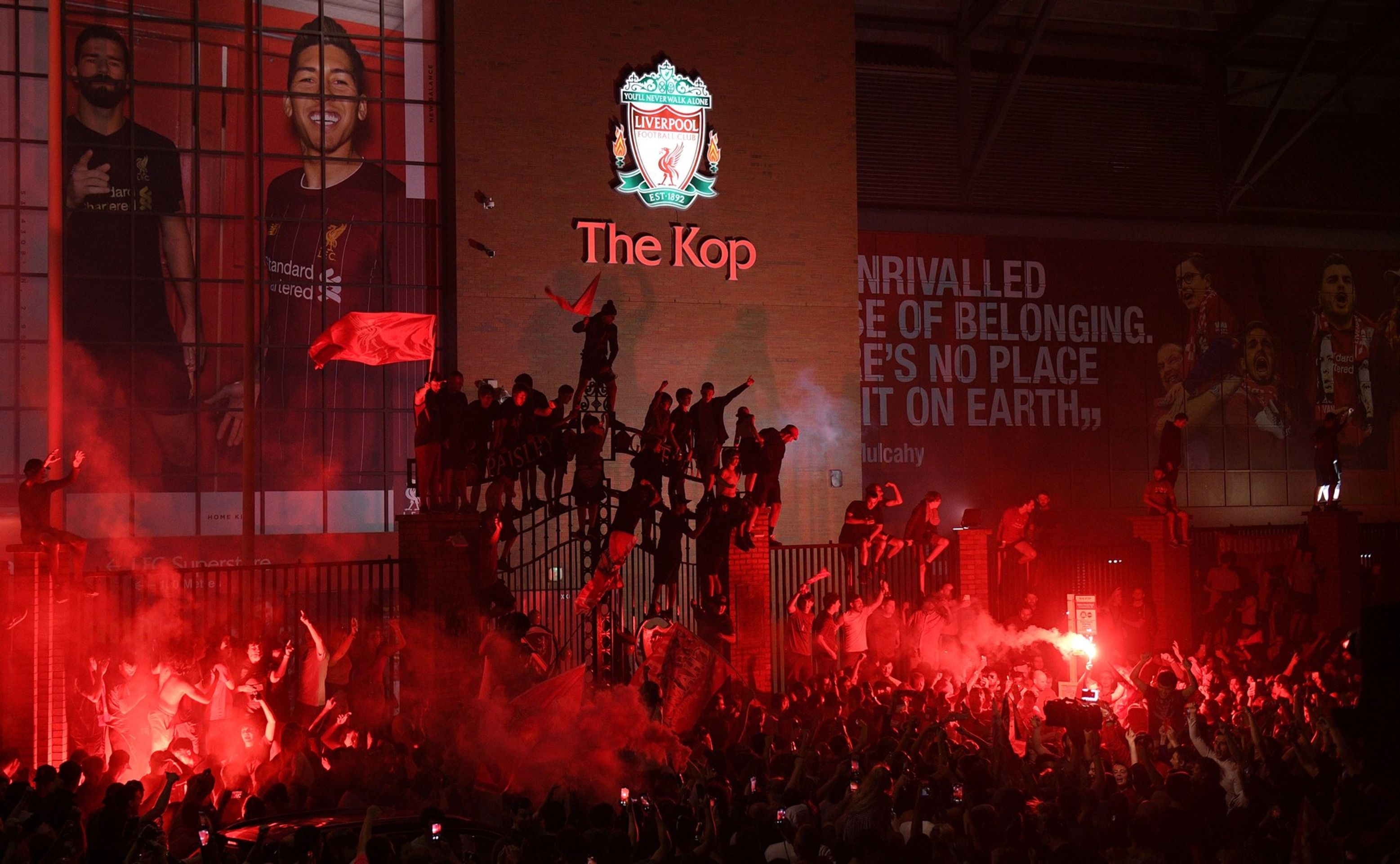 Slavící fanoušci Liverpoolu - GALERIE: Takhle slavili fanoušci Liverpoolu přímo ve městě (2/4)