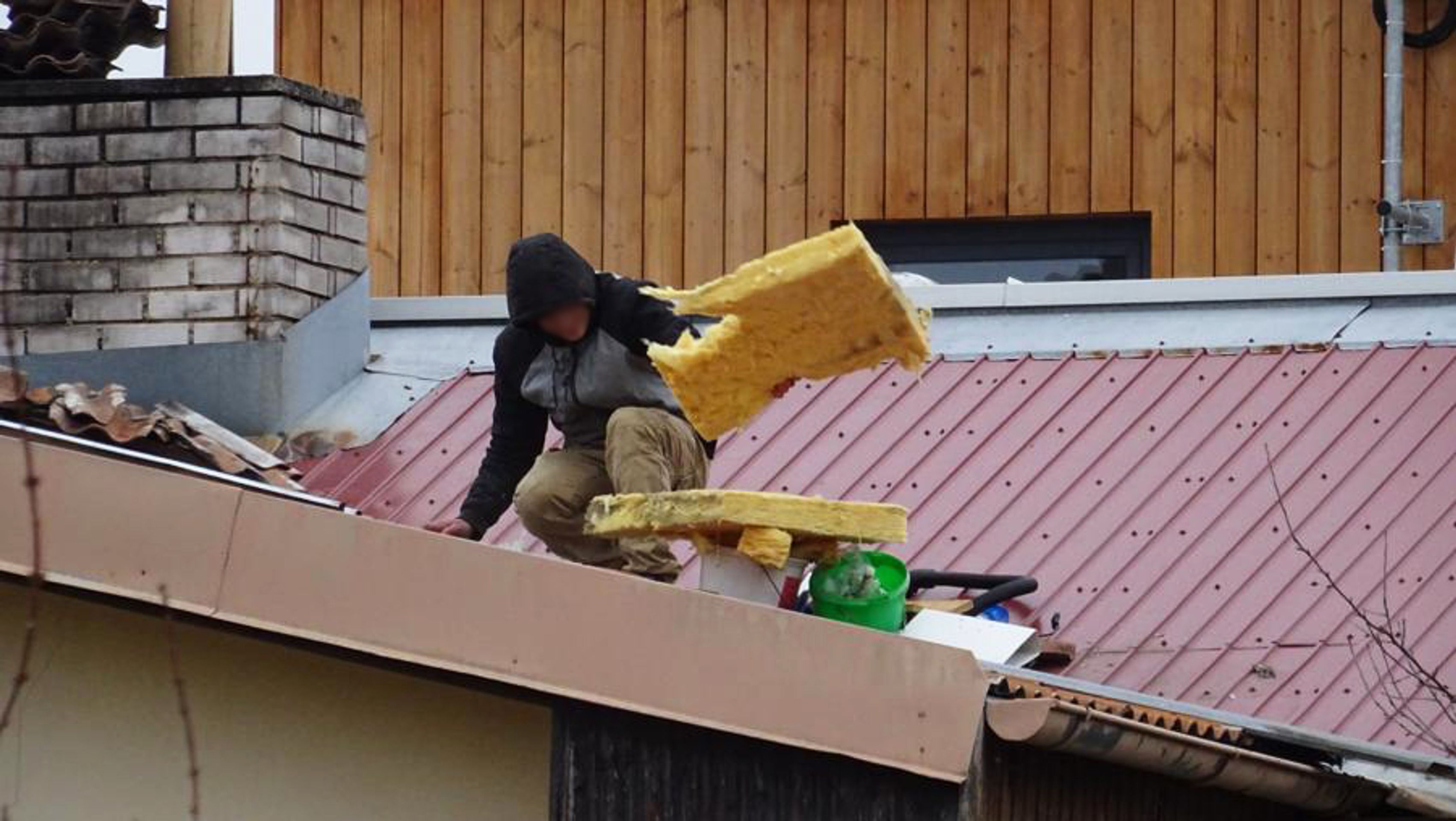 Muž na střeše v obci Kosoř - 8 - GALERIE: Útočník napadal rodiče, před policií utekl na střechu (8/13)