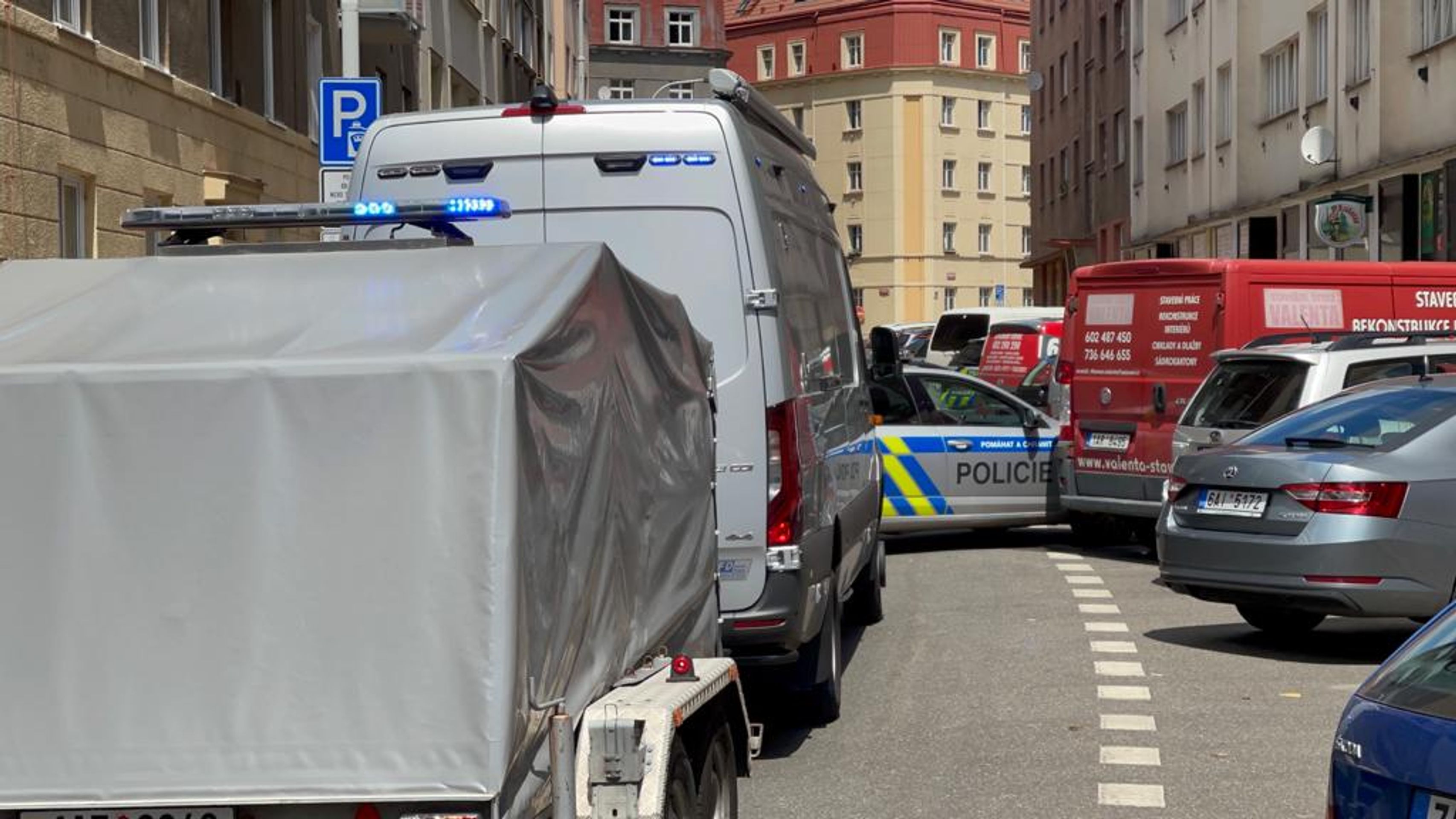 Při vstupu policistů do bytu došlo k výbuchu, jeden zraněný - GALERIE: Policistu v Praze při vstupu do bytu zranil výbuch (10/10)