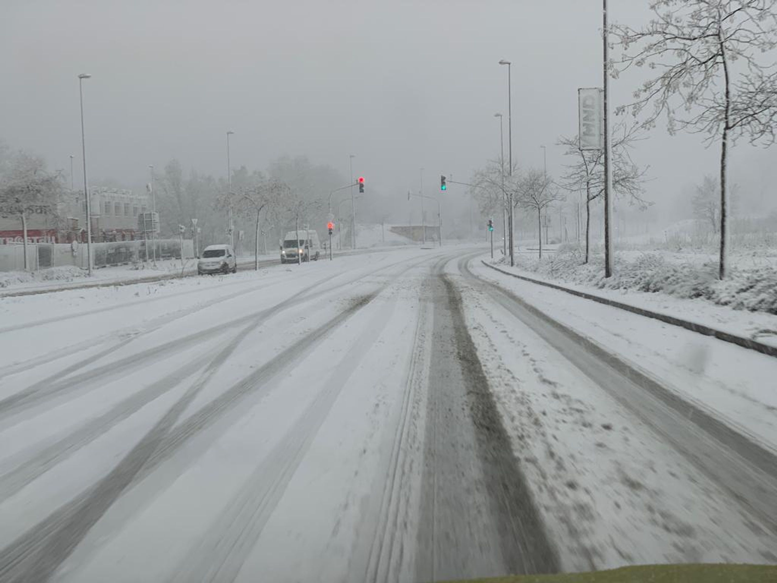 Sníh komplikuje dopravu - GALERIE: Sníh ochromil dopravu v Česku (1/18)