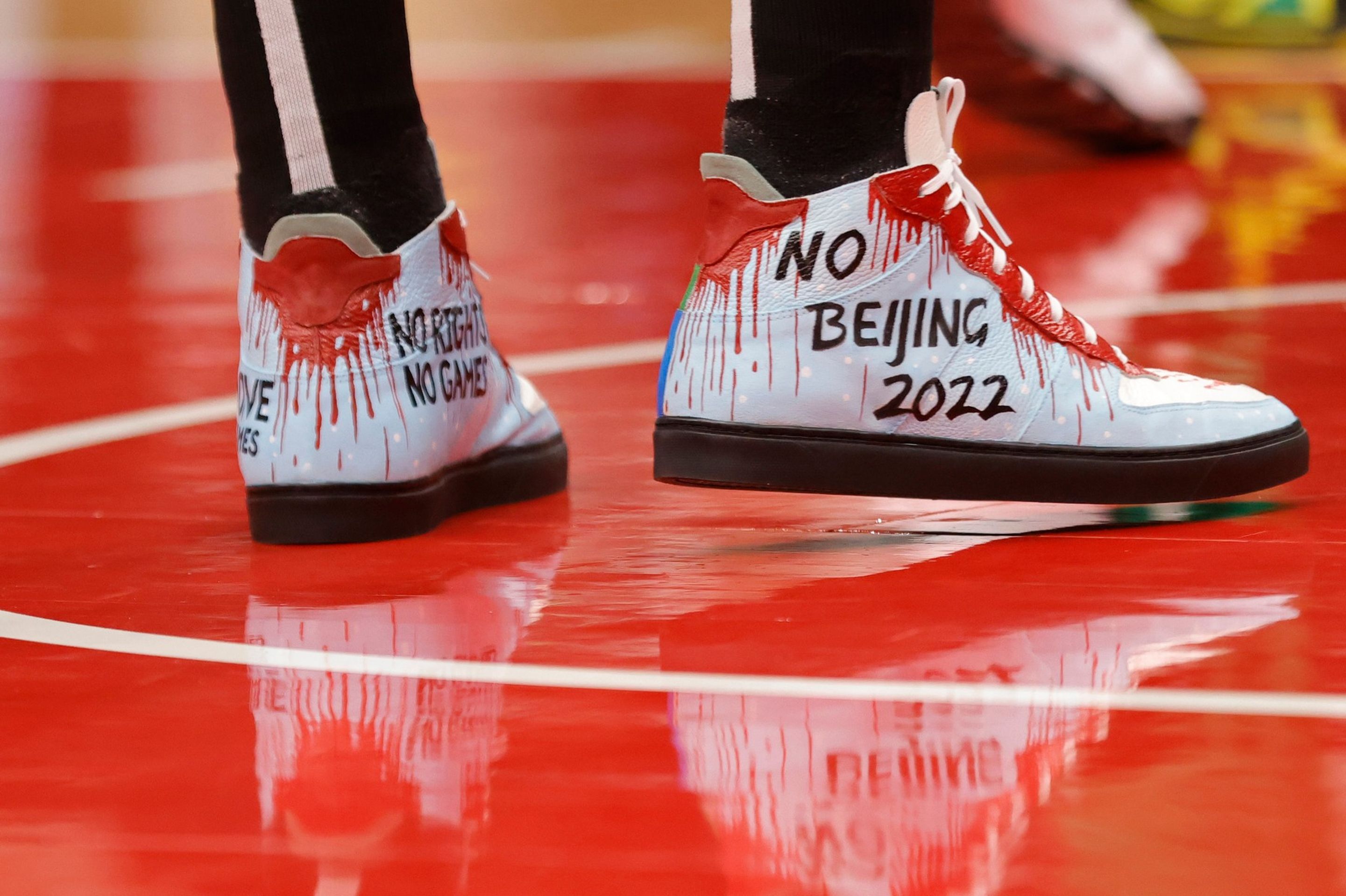 Boty basketbalisty Enese Kantera  - Boty basketbalisty Enese Kantera jsou nástrojem boje za lidská práva (3/7)