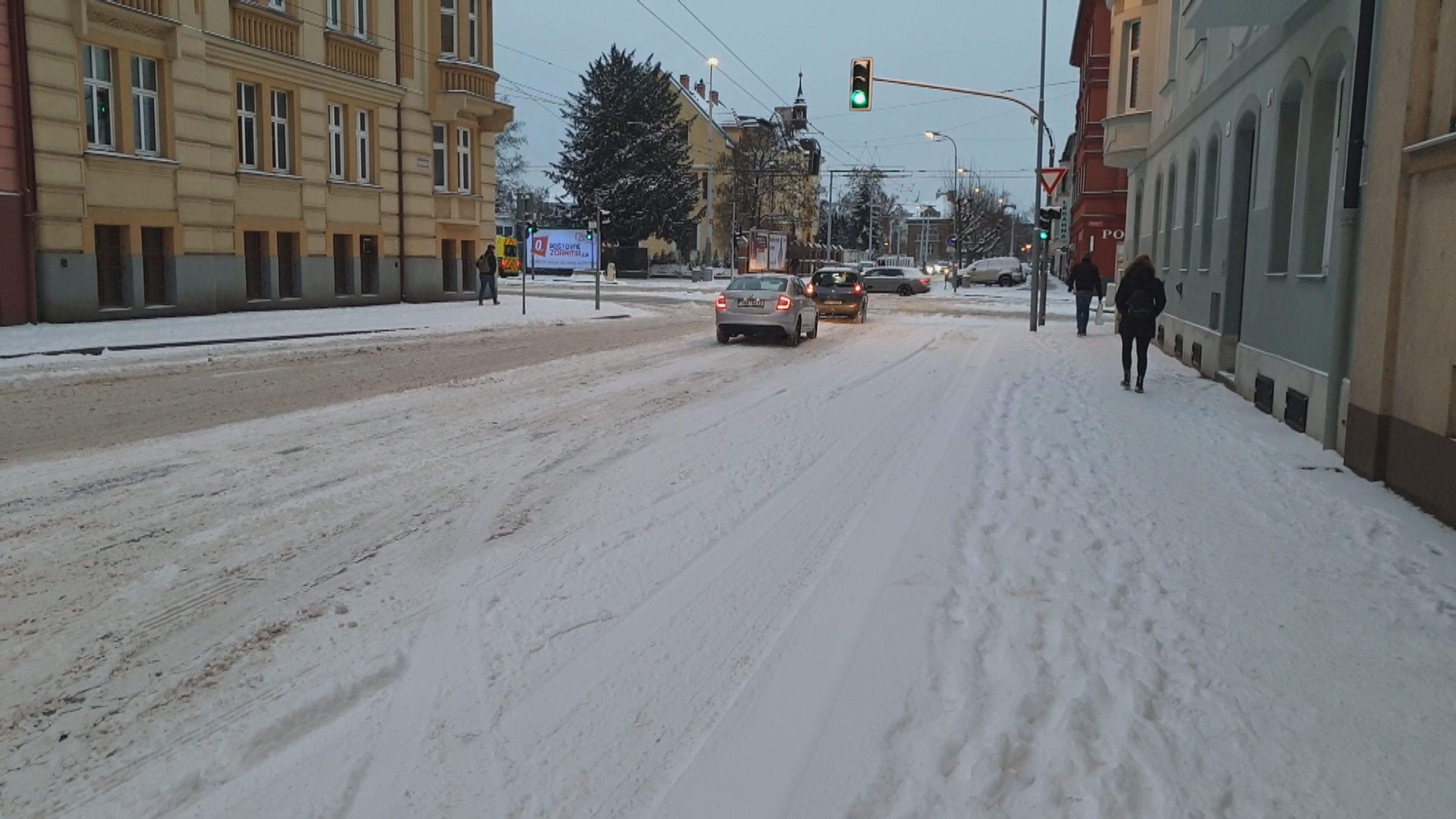 Plzeň zasypal sníh a způsoboval problémy v dopravě - GALERIE: Komplikace v dopravě kvůli sněhu (8/8)