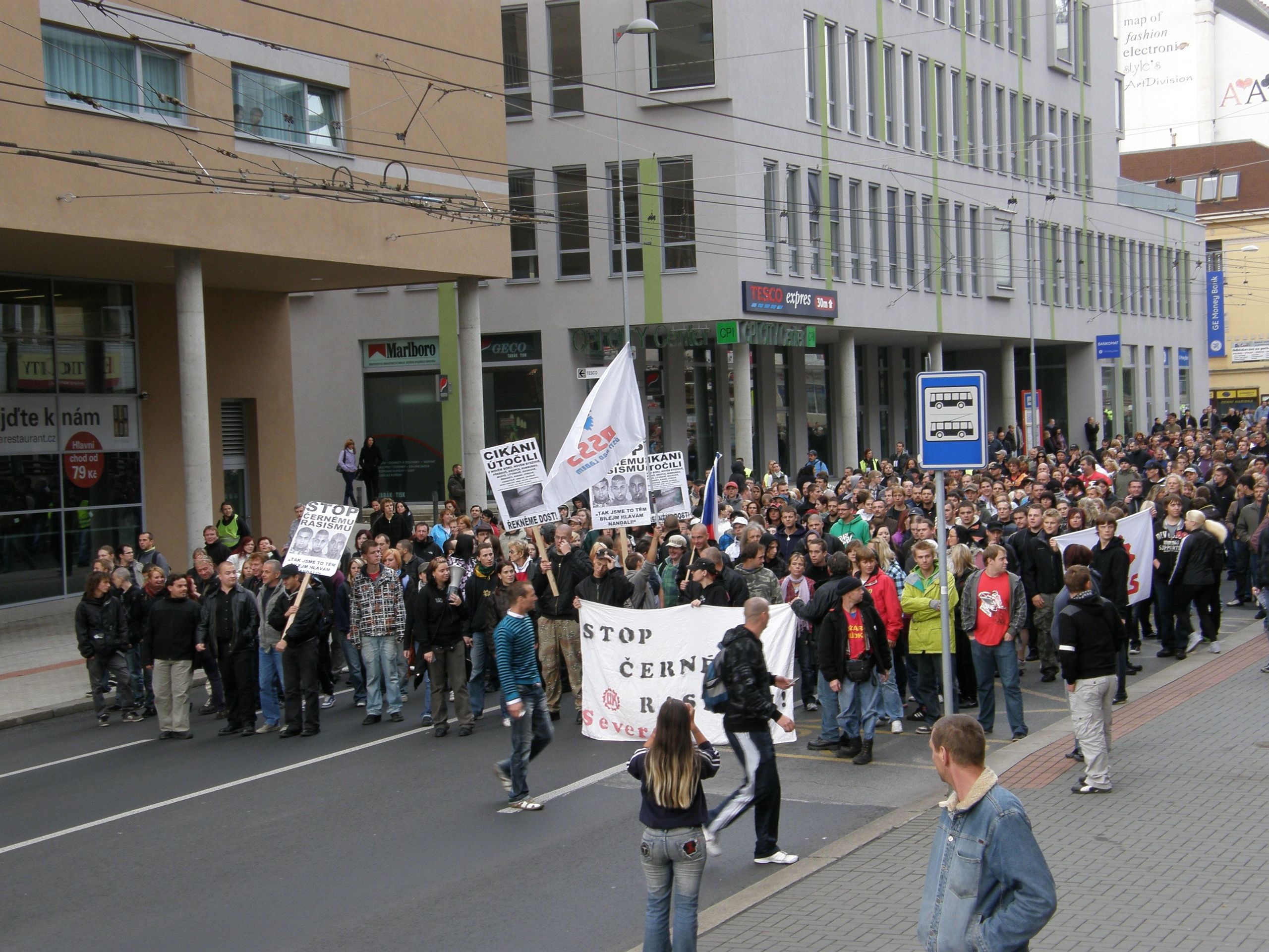 Demonstrace proti romské kriminalitě - 2 - GALERIE: Demonstrace proti romské kriminalitě (2/15)