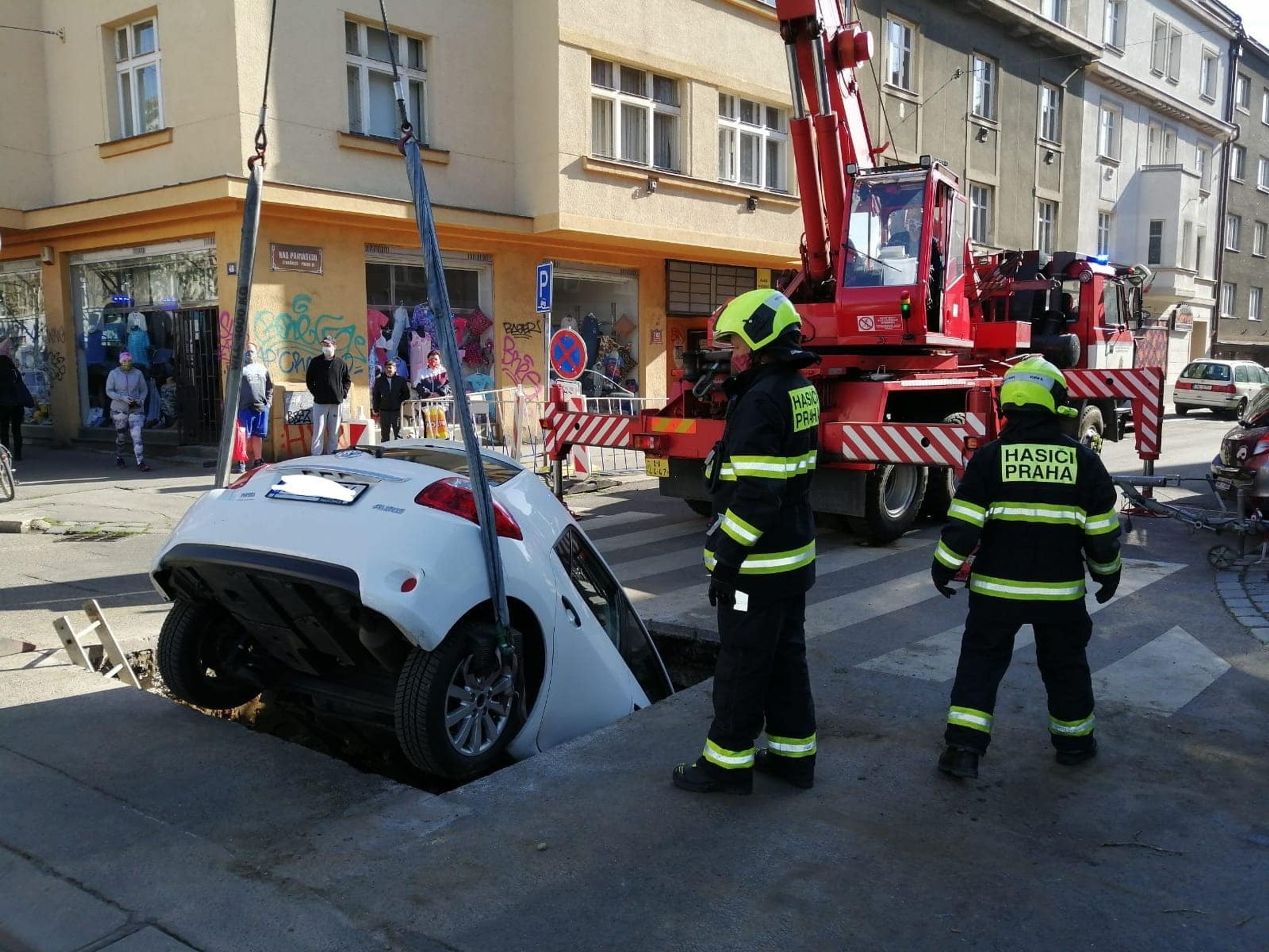 Řidička vjela přímo do výkopu - 15 - Fotogalerie: Hasiči museli vyprostit toyotu z dvoumetrového výkopu (1/7)