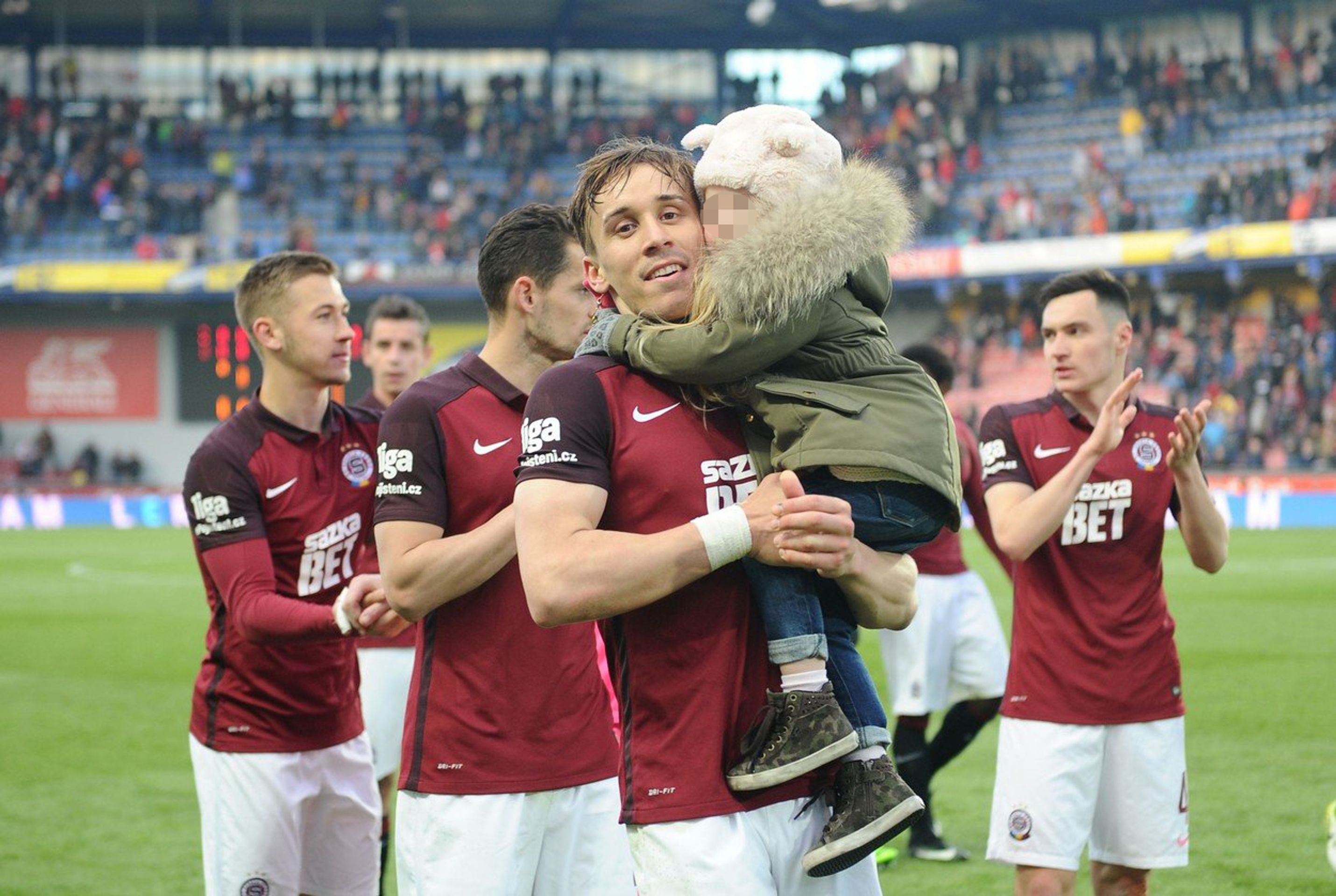Josef Šural na hřišti s dcerou - GALERIE: Fotbalista Josef Šural tragicky zemřel (1/7)