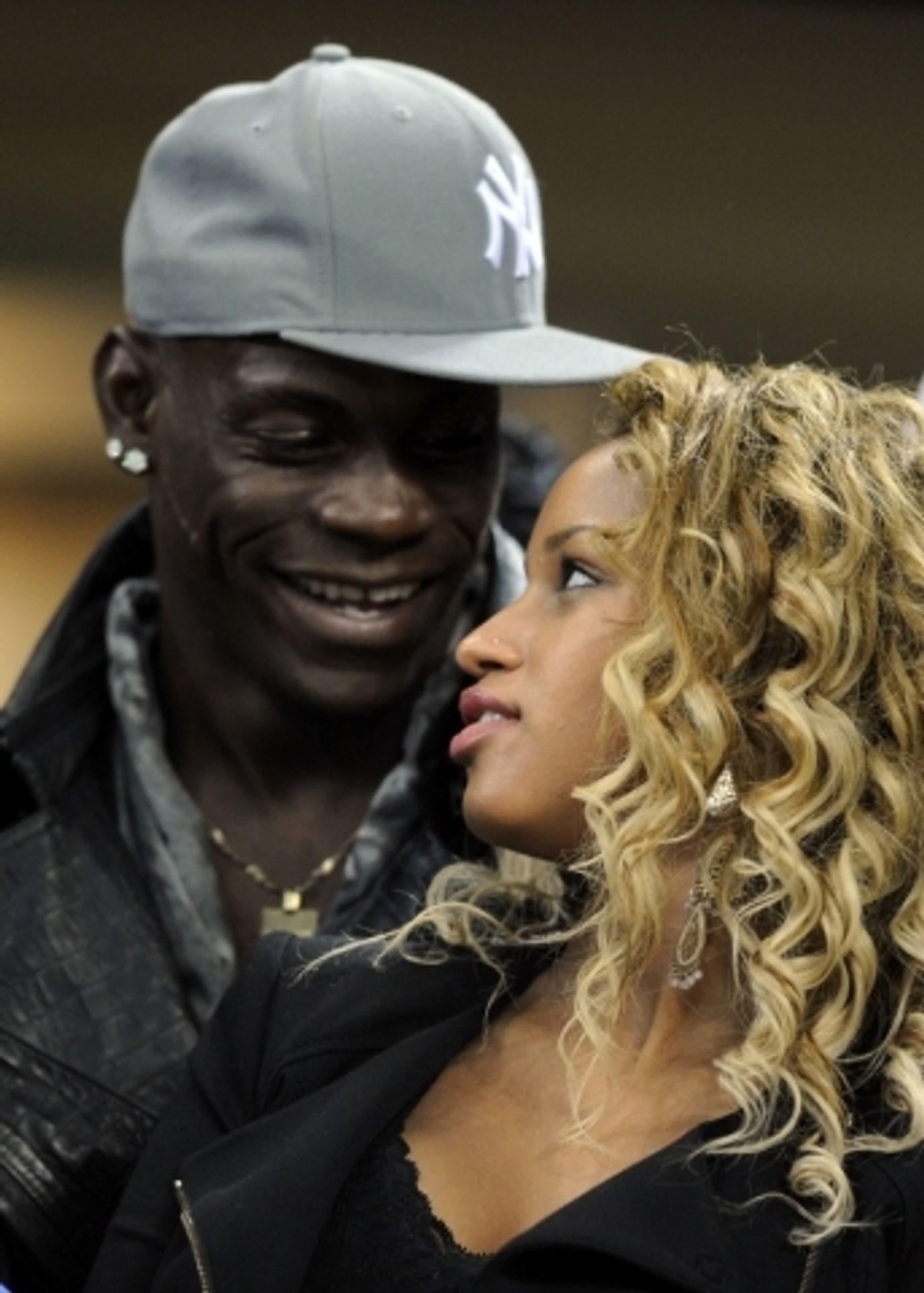 Ballotelli se bavil při vítězství AC Milán nad Barcelonou - 9 - GALERIE: Mario Balotelli se svou krásnou přítelkyní (2/4)