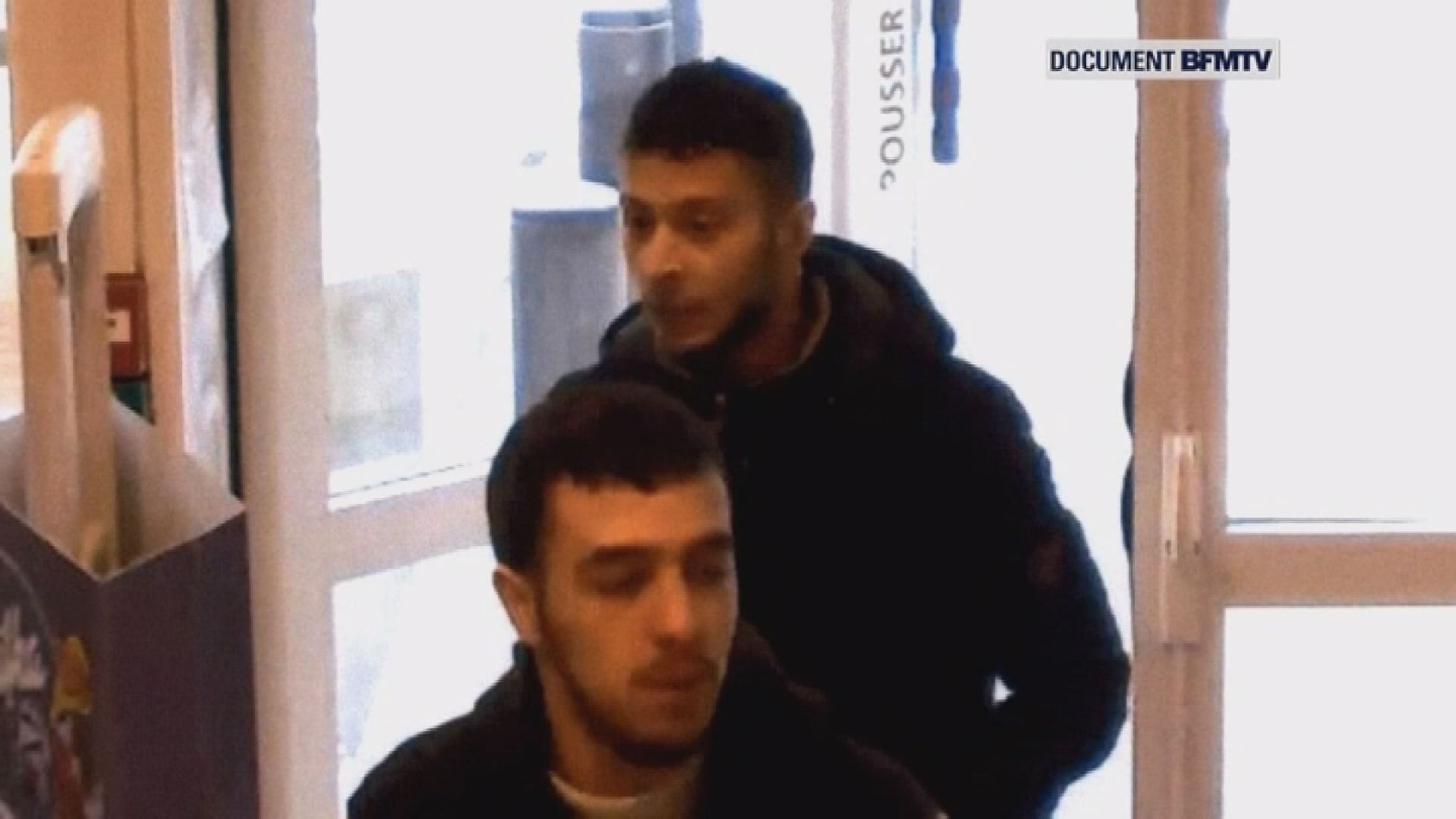 První snímky uprchlého Abdeslama - 1 - GALERIE: První fotky uprchlého Abdeslama (6/7)