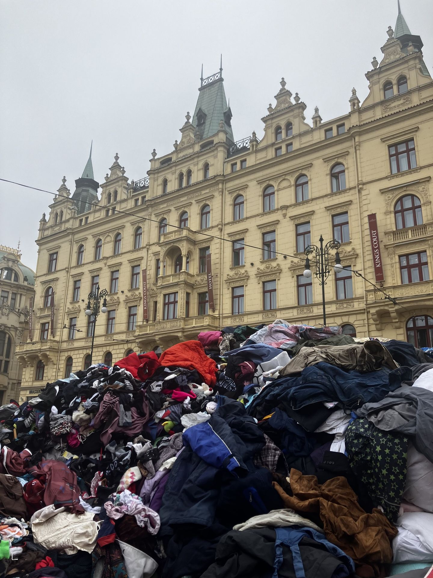 Hromada oblečení na Náměstí Republiky (2) - Hromada oblečení na Náměstí Republiky (1/3)