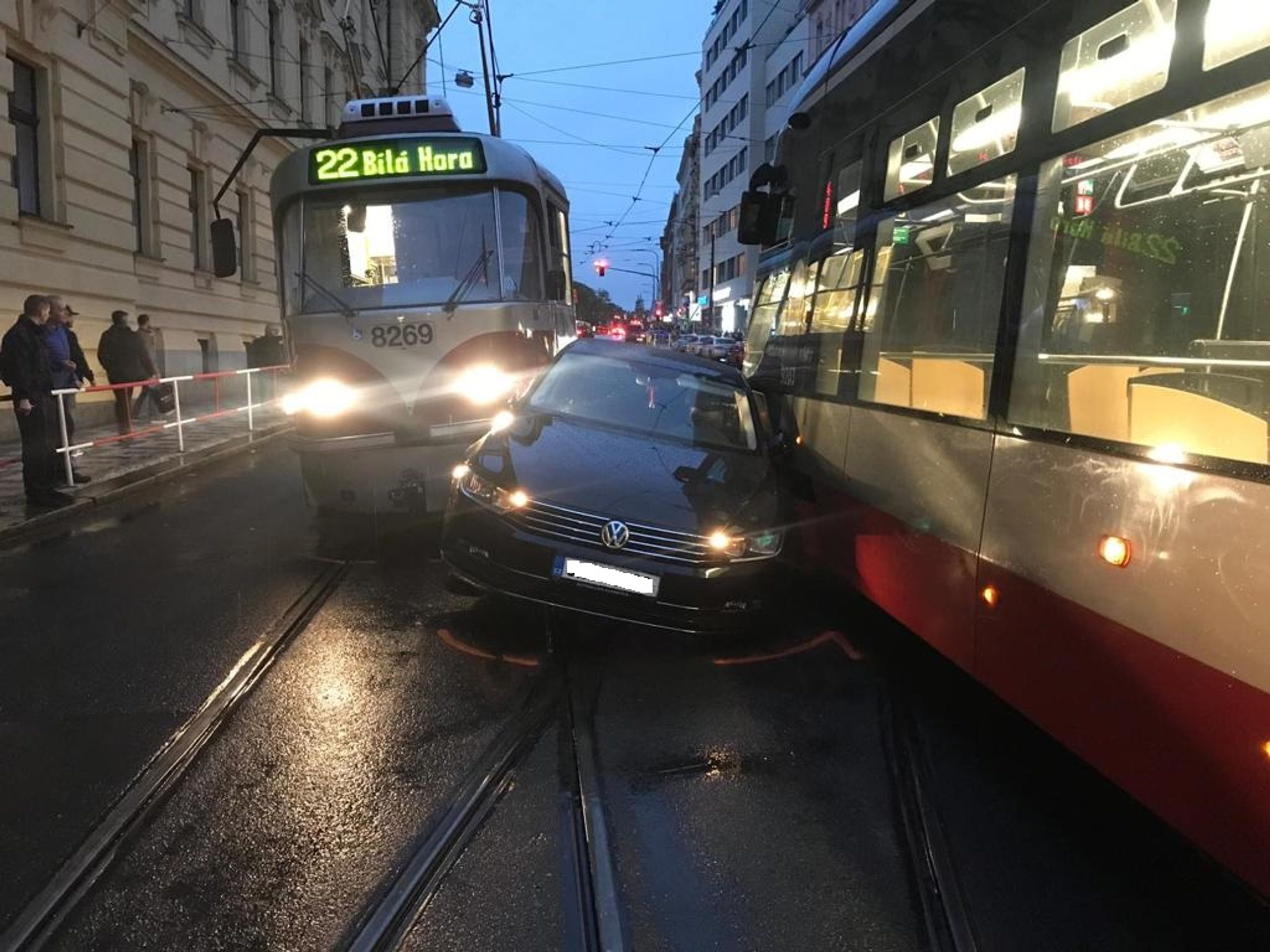 Auto se srazilo s tramvajemi - GALERIE: Srážka auta a tramvají (3/3)