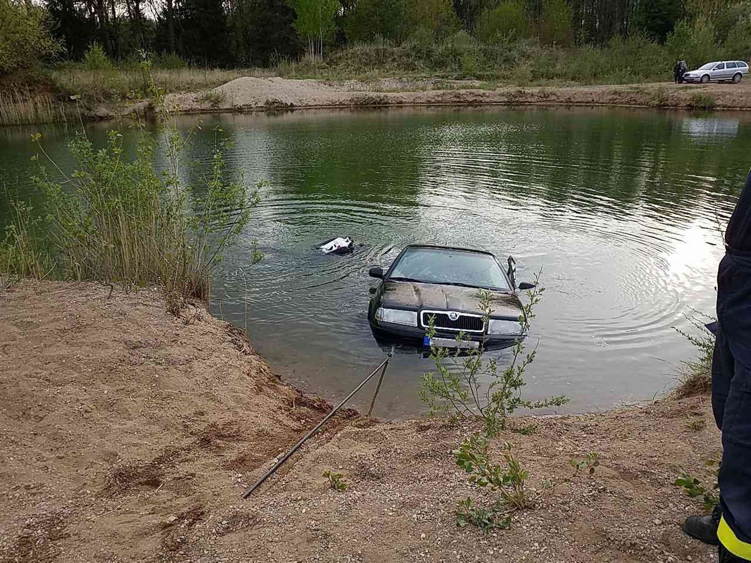 Hasiči vytahovali auto z vody - Fotogalerie: Oktávku museli vytáhnout potápěči (3/6)