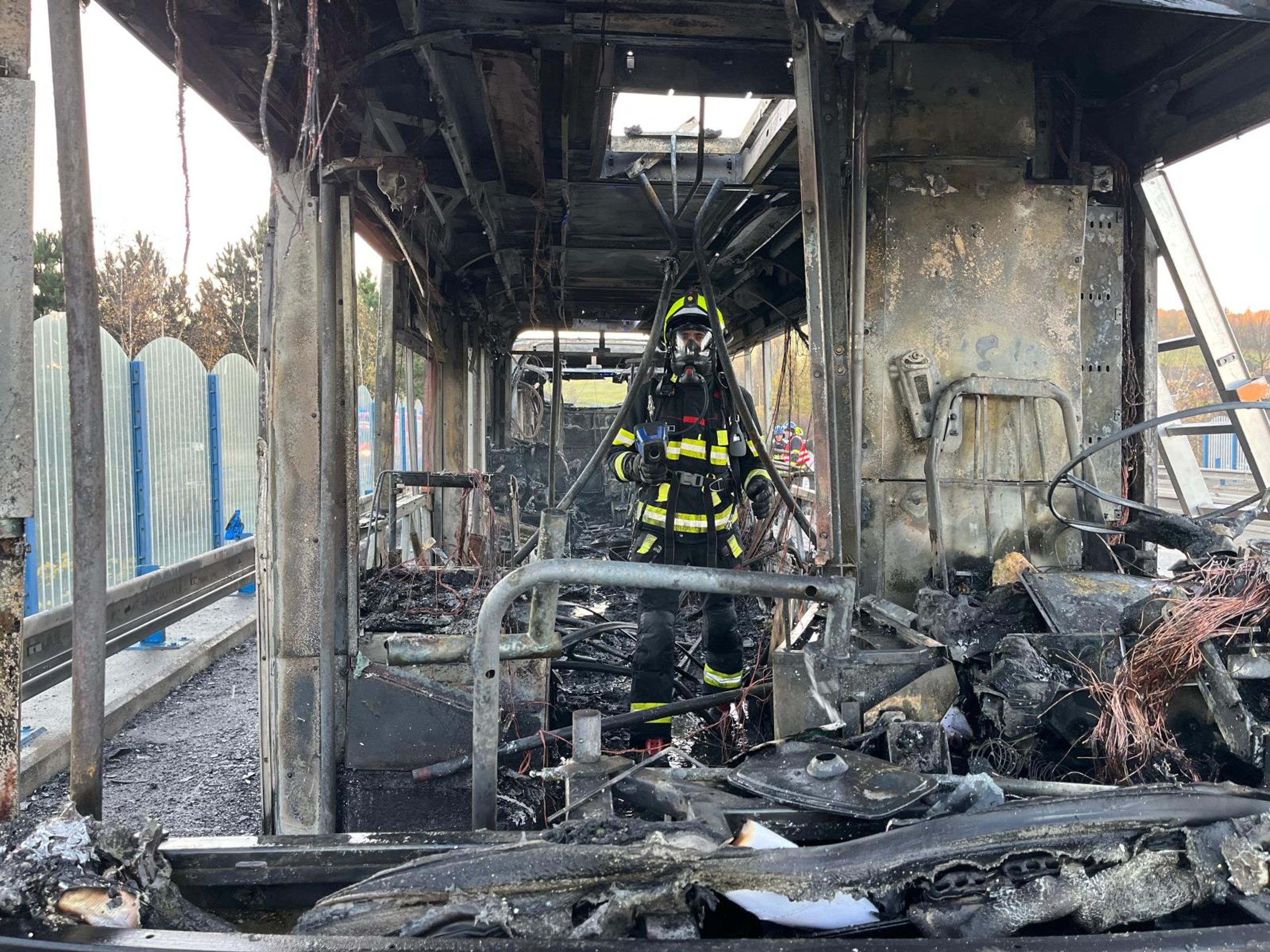 Hořící autobus na silnici I/35 u Chrastavy - Hořící autobus u Chrastavy (7/10)