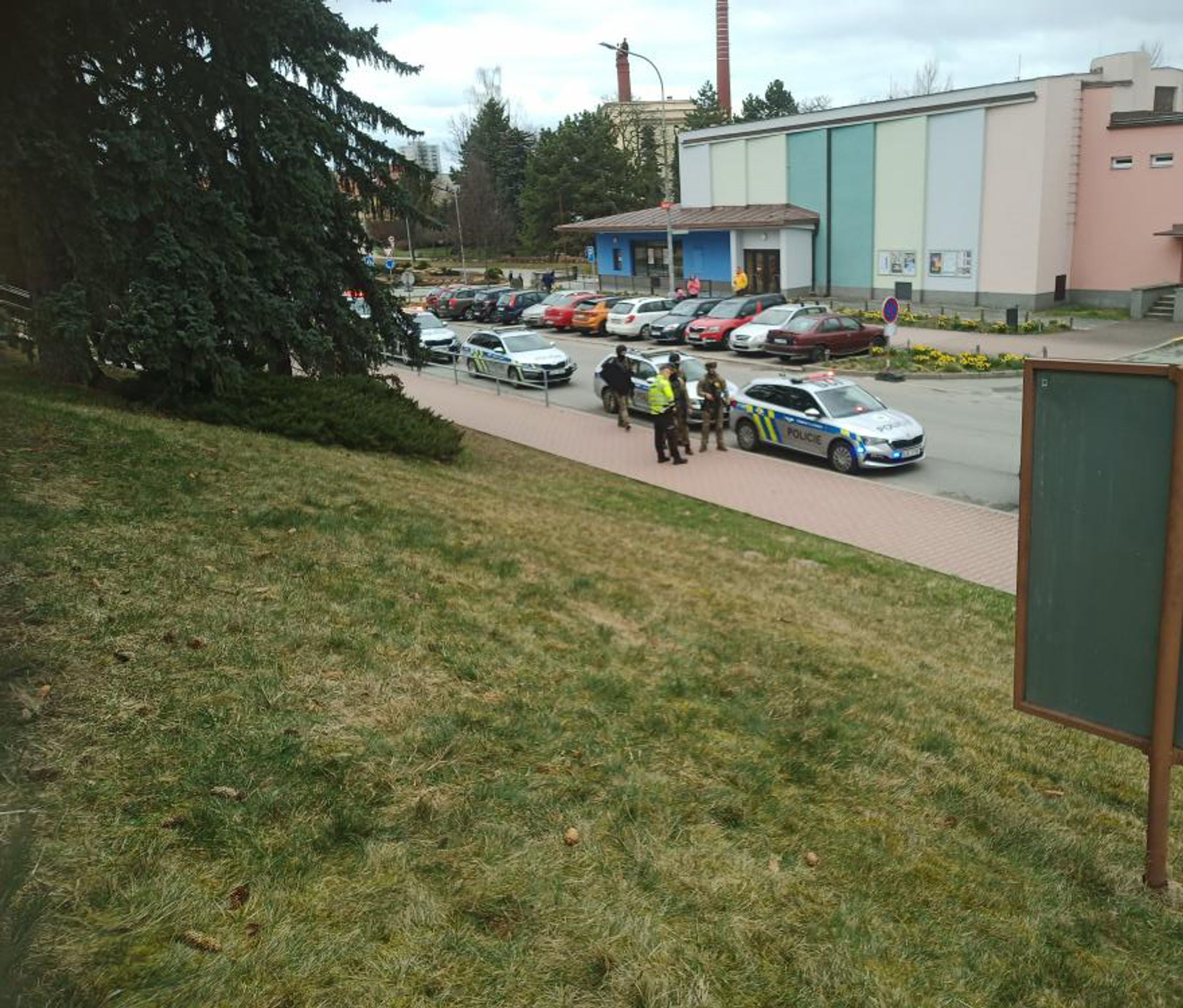 Studentka nahlásila muže se zbraní (2) - Studentka nahlásila muže se zbraní (5/12)