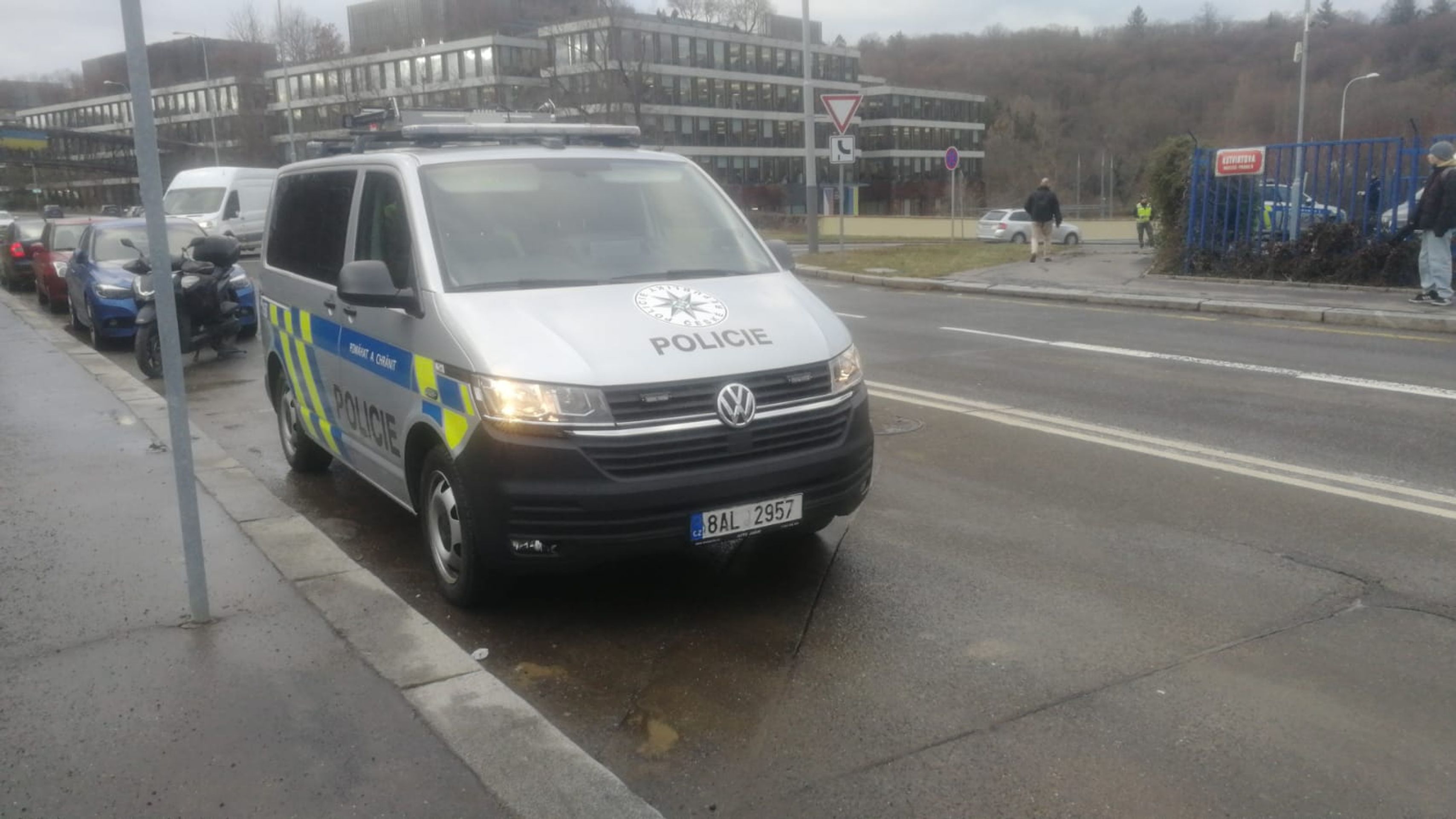 Policejní auto v Praze vyletělo ze silnice (8) - Policejní auto v Praze vyletělo ze silnice (7/8)