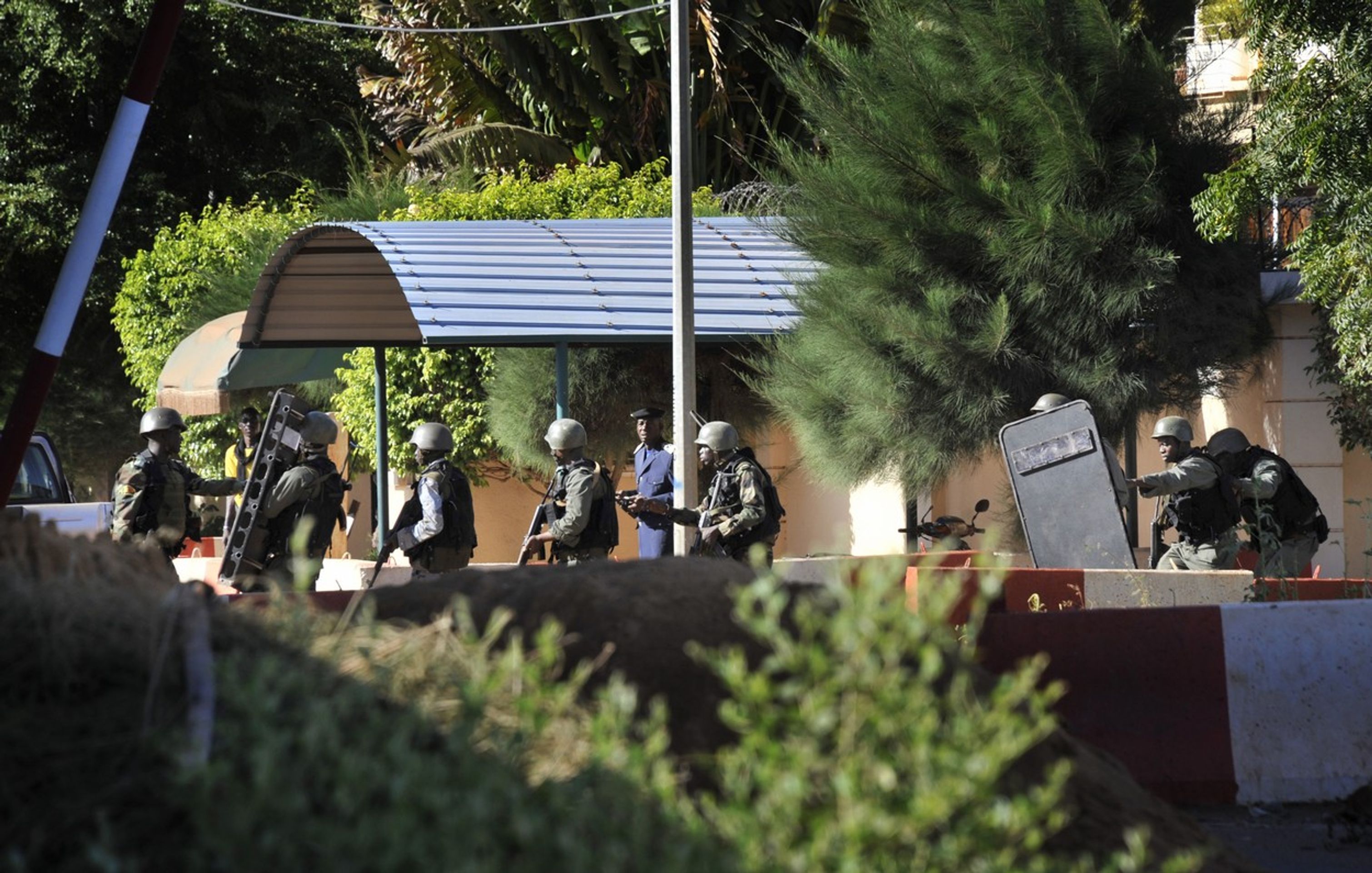 Útok islamistů v hotelu - Mali - 8 - GALERIE: Útok islamistů v hotelu v Mali (1/12)