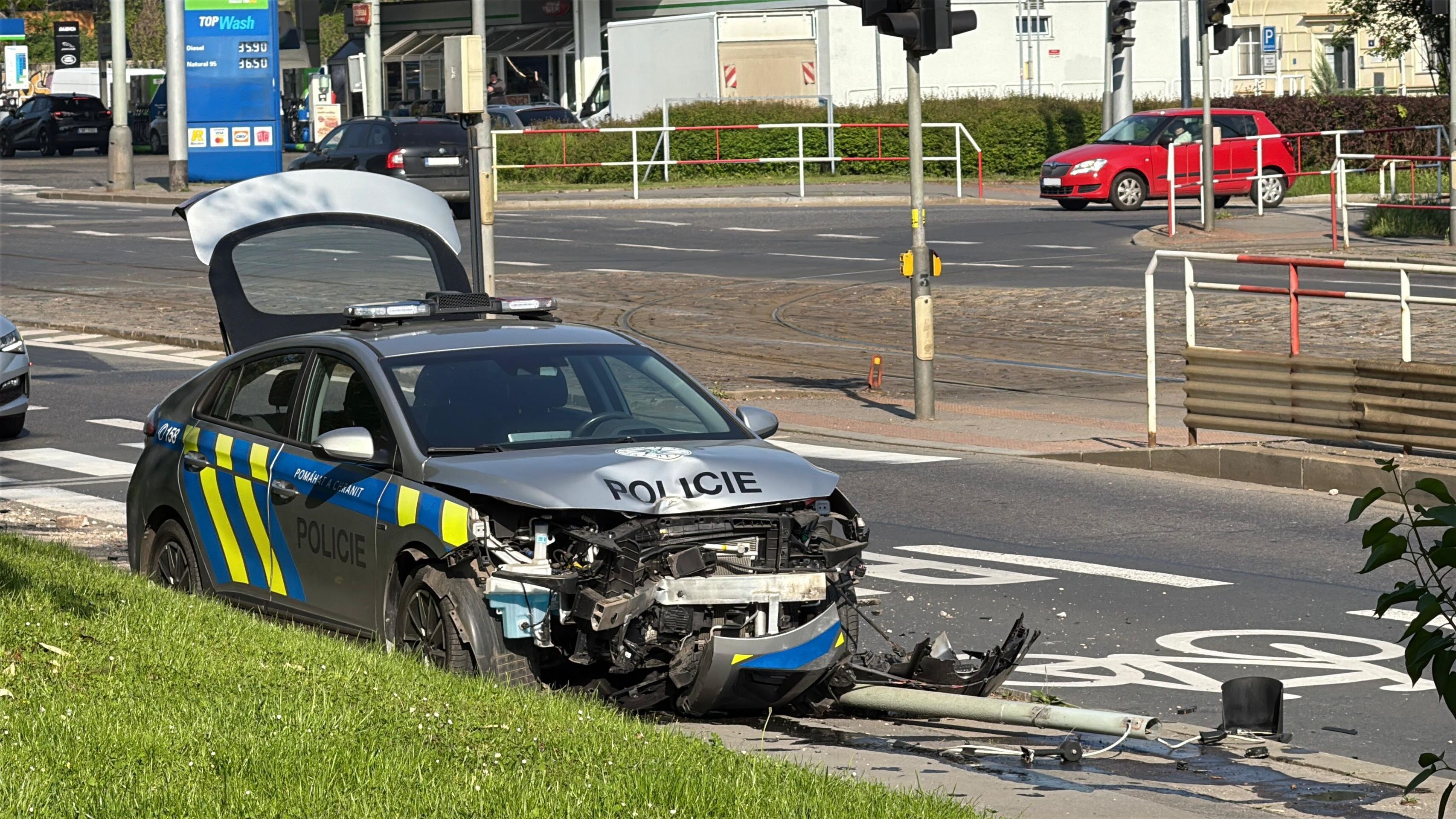 Nehoda policejního auta, 1. 5. 2025 - Nehoda policejního auta, 1. 5. 2025 (15/16)
