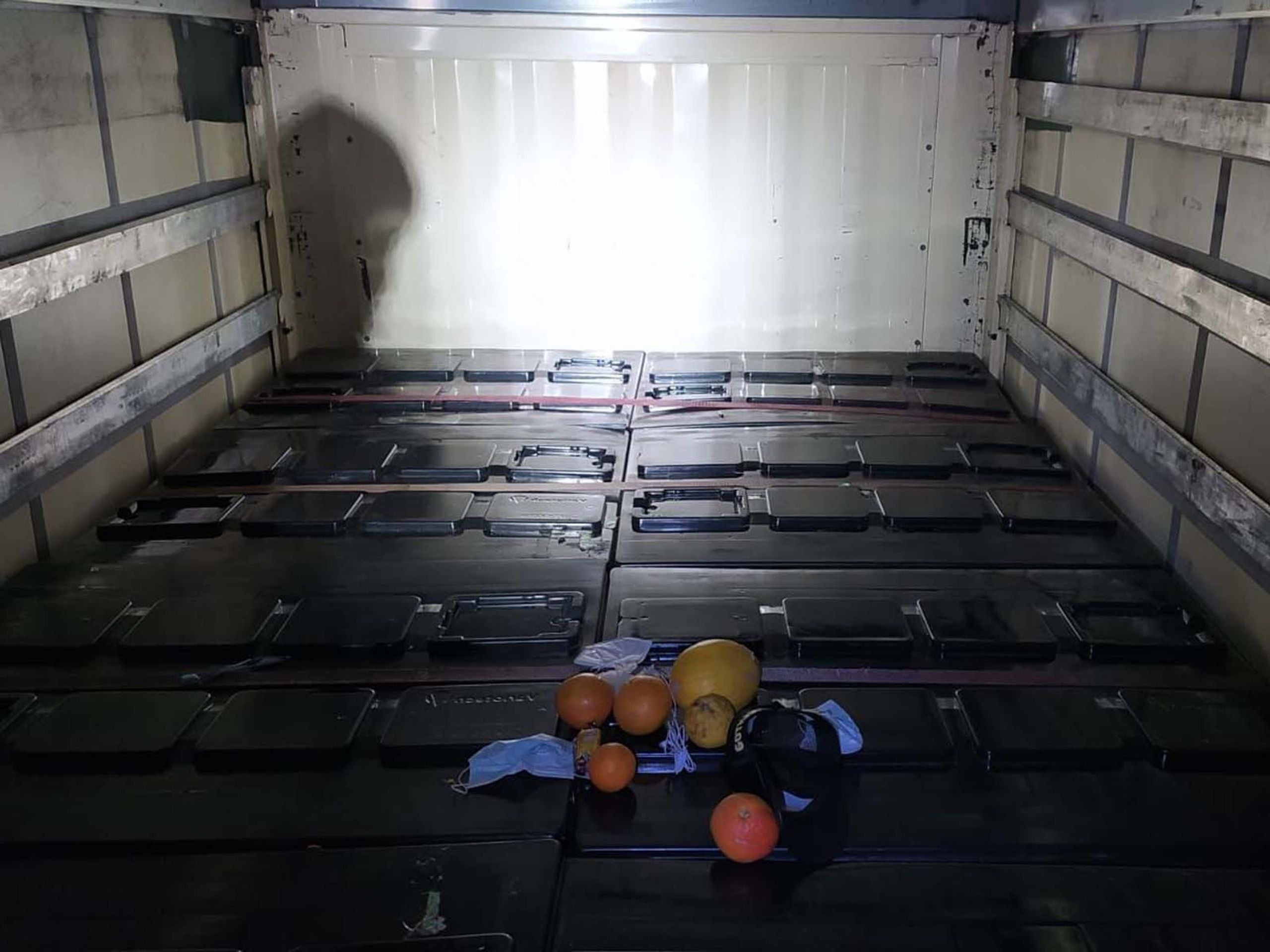 Rumunský řidič vezl migranty, u Břeclavi je odhalili - 6 - GALERIE: V kamionu u Břeclavi odhalili migranty (4/4)