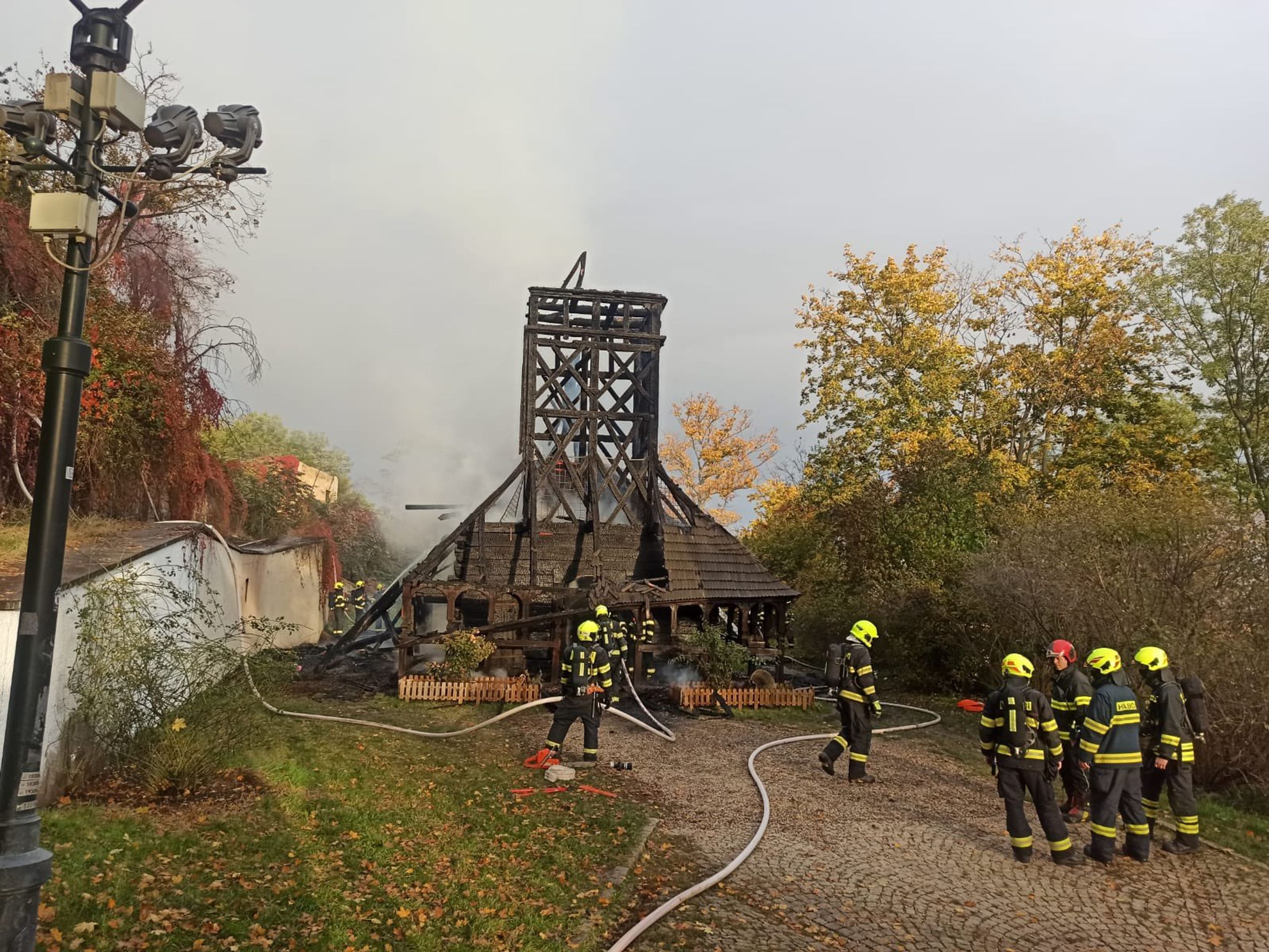 Hořící kostel v zahradě Kinských - GALERIE: Dřevěný kostel v zahradě Kinských zachvátil požár (9/9)