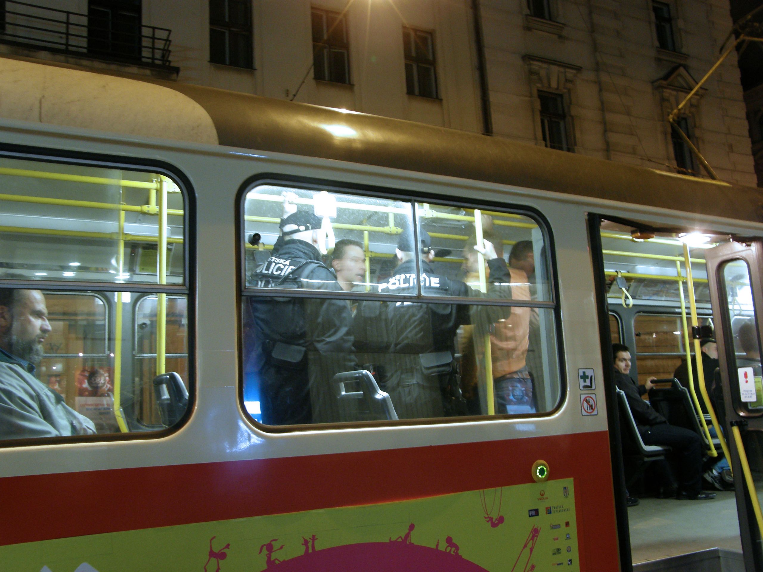 Razie v pražských nočních tramvajích 5 - GALERIE: Razie v nočních tramvajích (5/10)