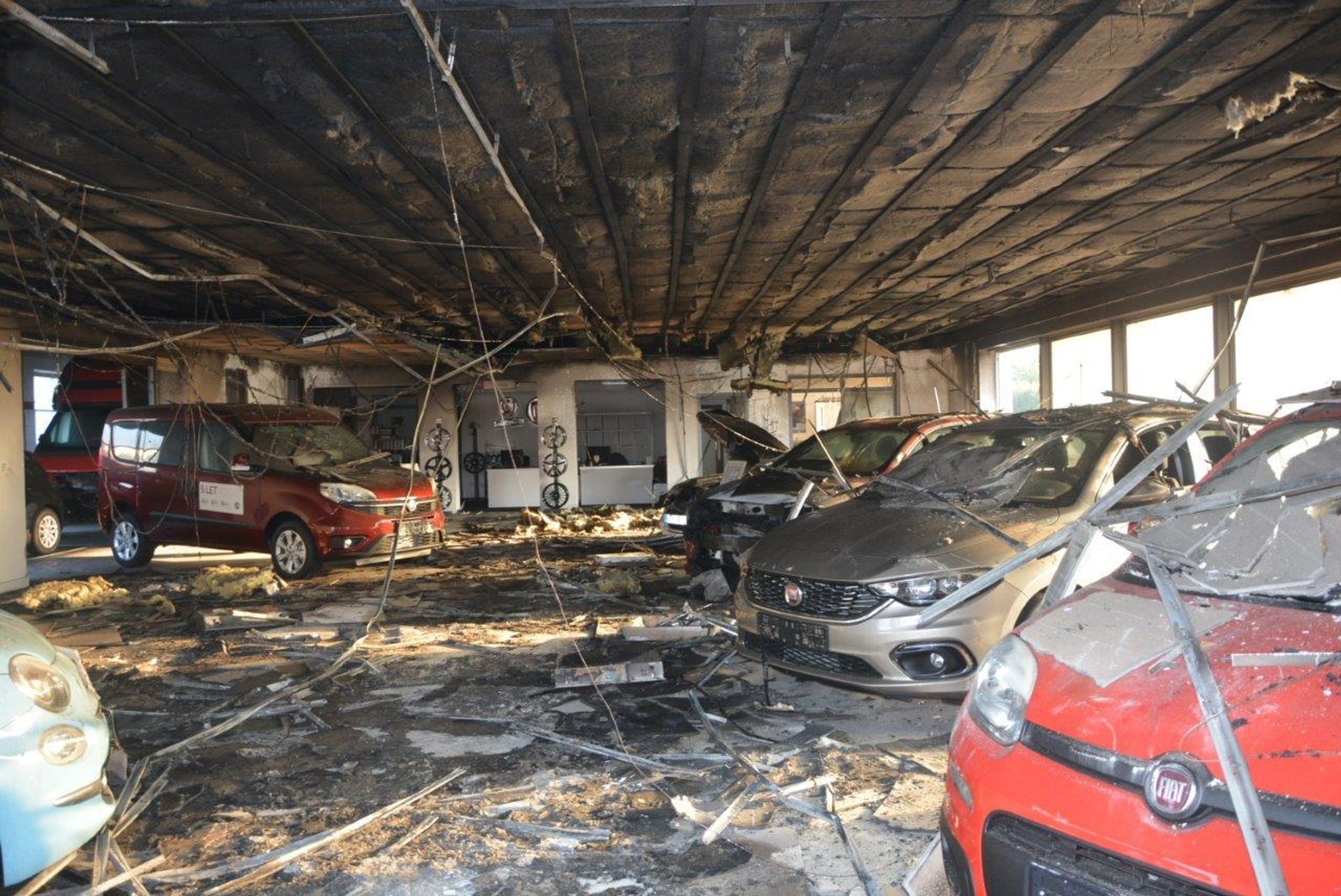Požár autosalonu v Mladé Boleslavi - 8 - GALERIE: Požár autosalonu v Mladé Boleslavi (4/11)