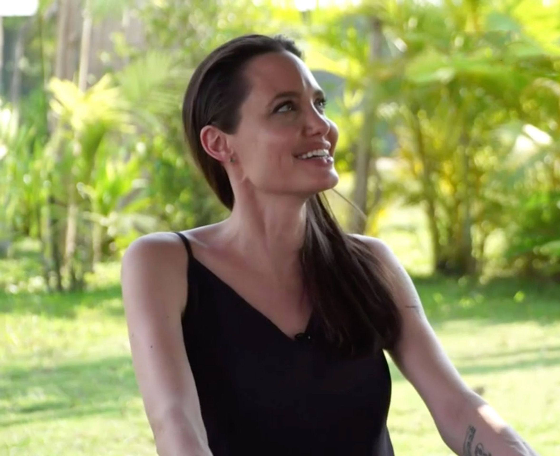 Angelina Jolie - GALERIE: Tetování Angeliny Jolie (4/5)