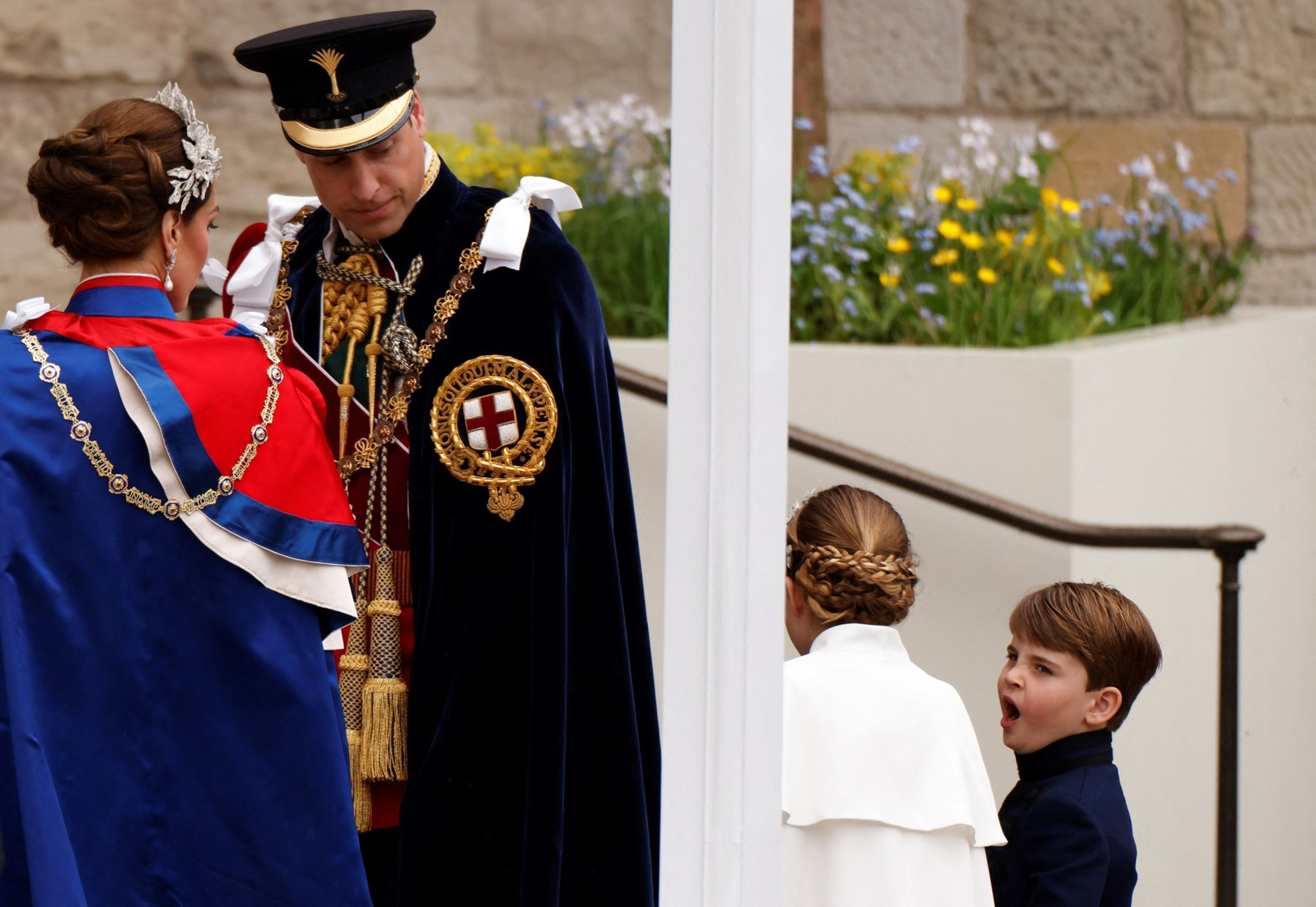 Princ Louis a princezna Charlotte během korunovace - Korunovace Karla III. (9/50)