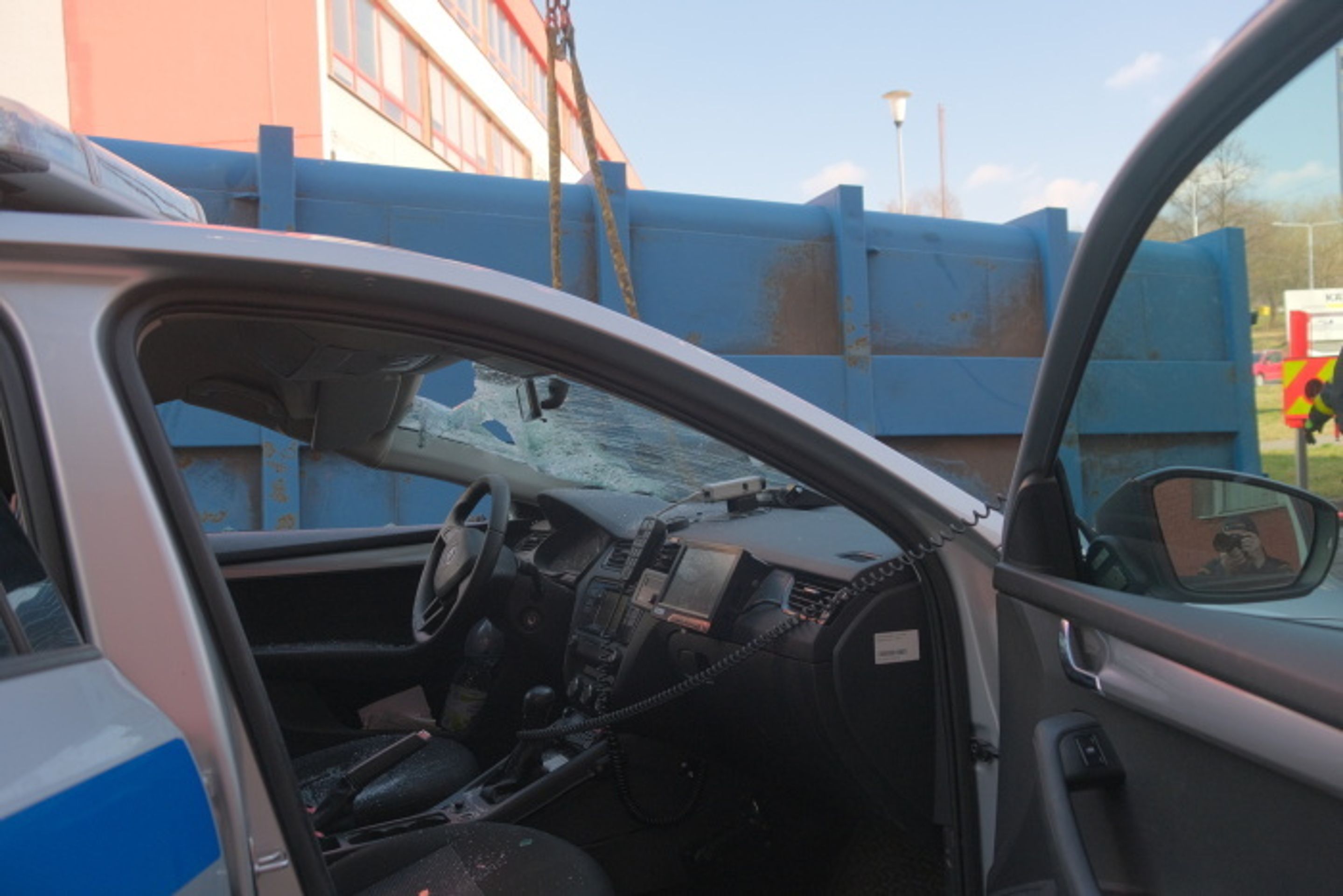 Kontejner v Ostravě spadl na policejní auto - 14 - GALERIE: Kontejner v Ostravě spadl na policejní auto (14/24)