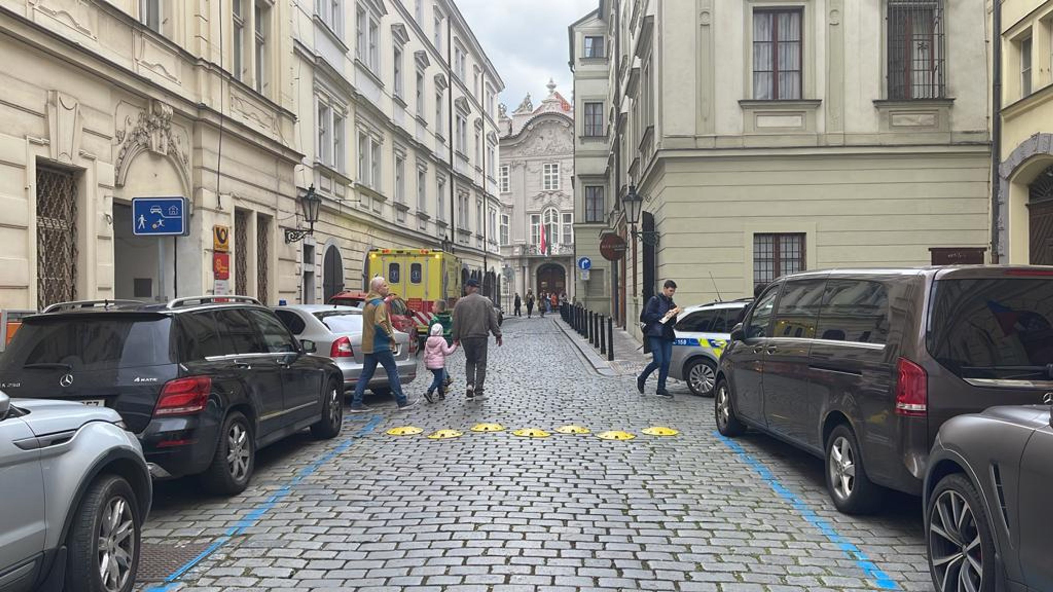 Policejní zásah ve škole na Malé straně - Policejní zásah na Malé straně (5/7)