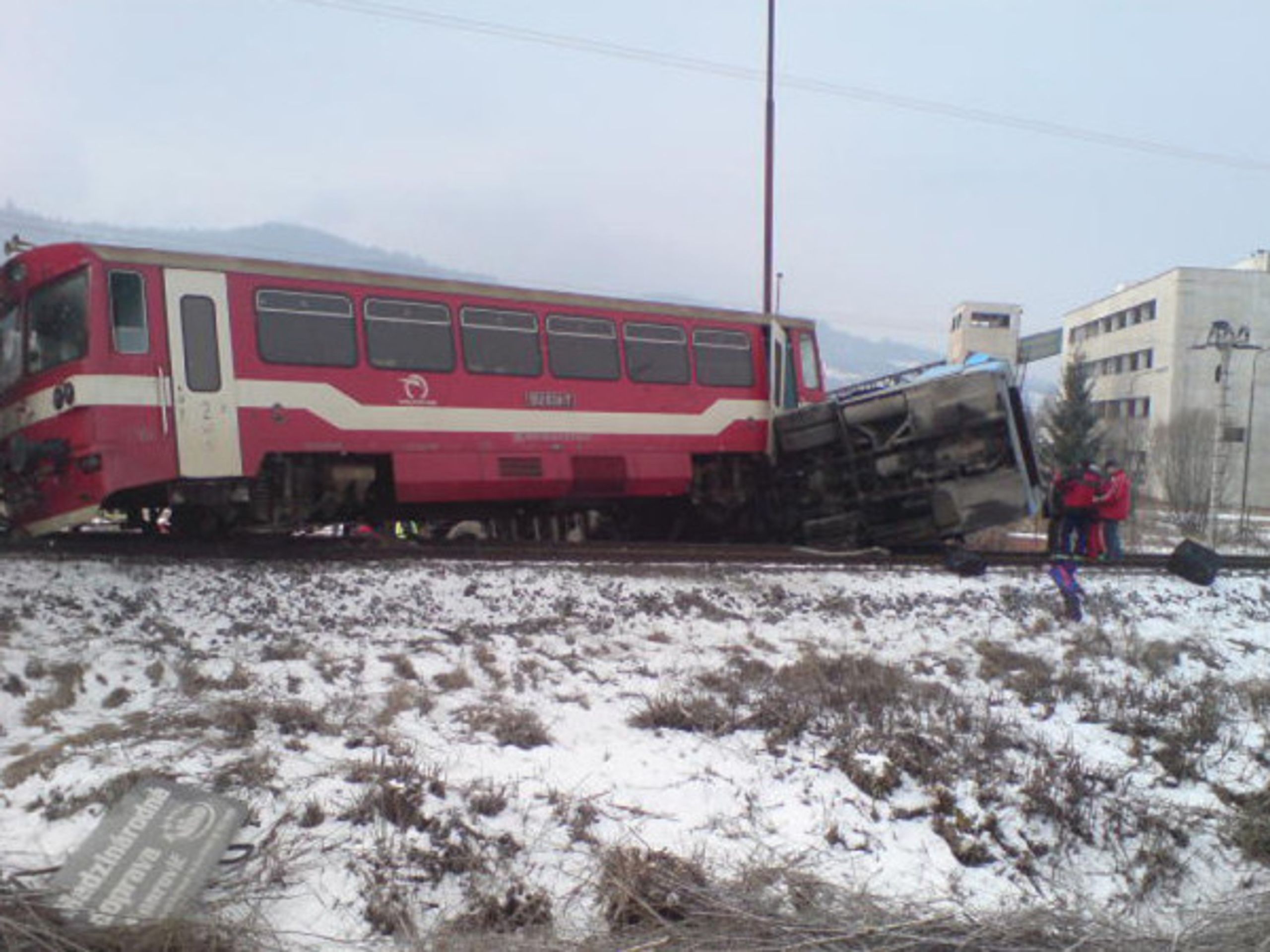 Nehoda vlaku s autobusu u Polomky. - Galerie: Vlakové neštěstí na Slovensku (4/6)