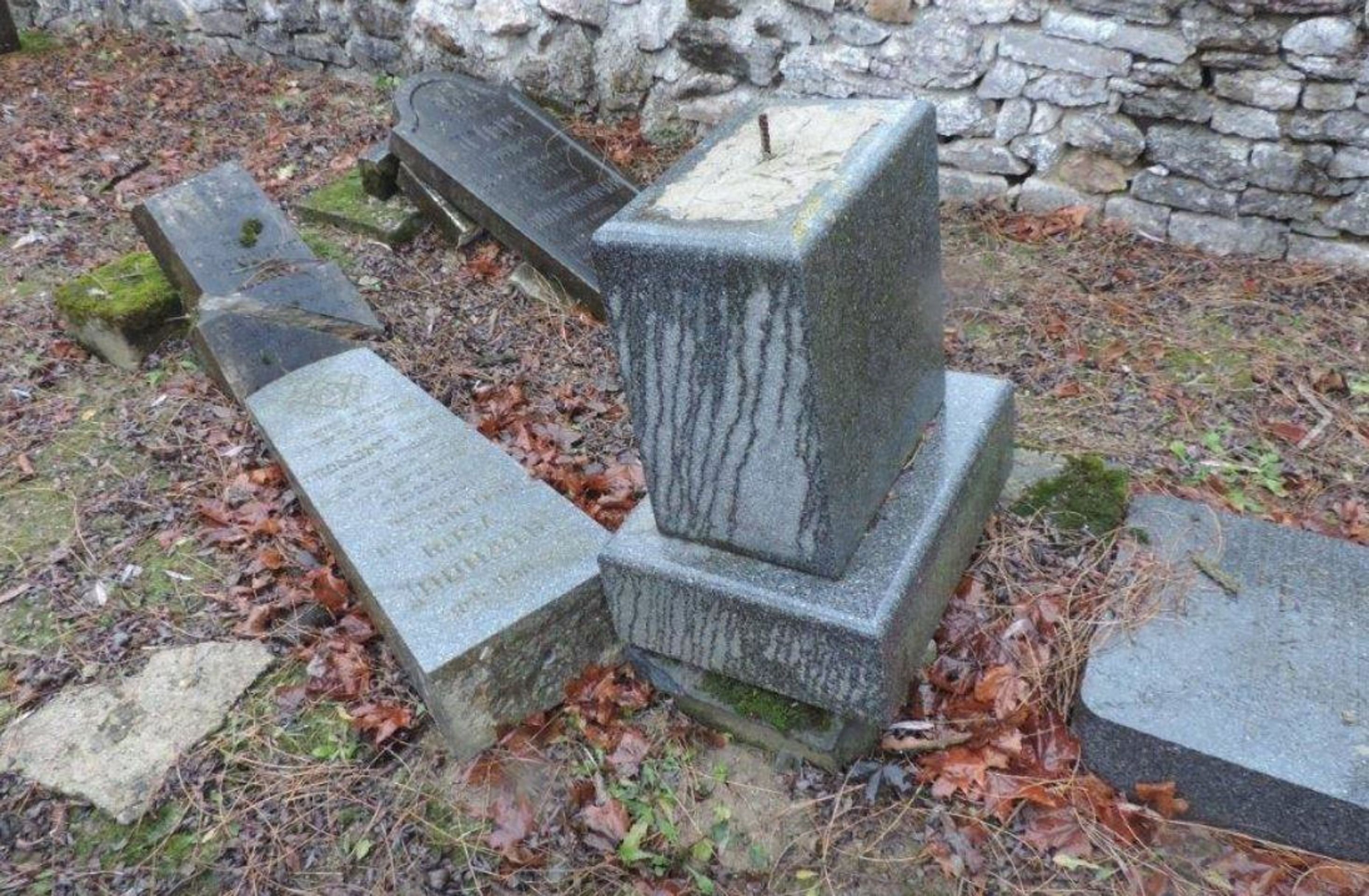 Skupina chlapců zničila židovský hřbitov - 4 - GALERIE: Chlapci zničili židovský hřbitov na Slovensku (1/4)