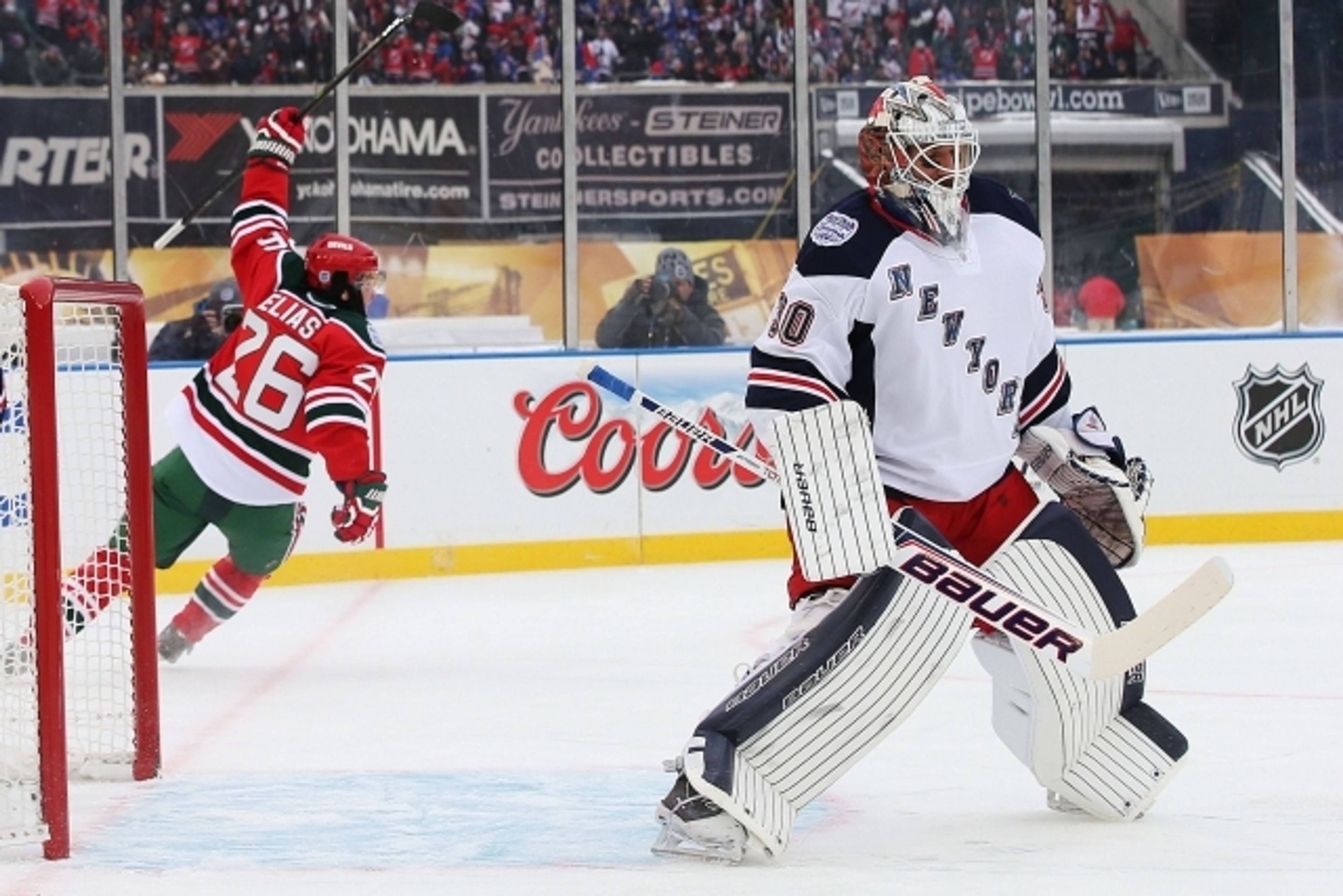 NHL na Yankee Stadium: Devils vs. Rangers - 2 - GALERIE: NHL na stadionu Yankees: Devils - Rangers (3/22)