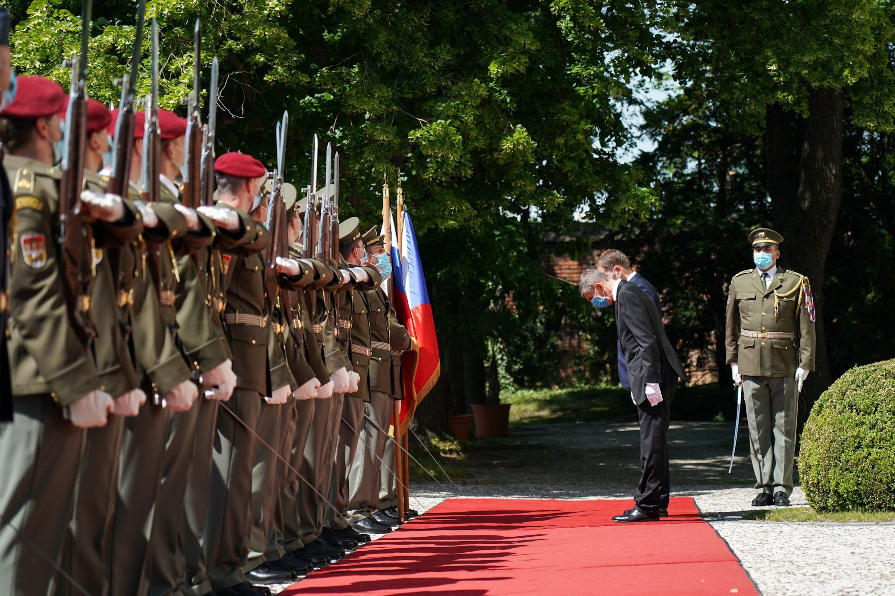 Premiér Andrej Babiš slavnostně přivítal slovenského premiéra Igora Matoviče v Kramářově vile - 1 - GALERIE: Premiér Andrej Babiš slavnostně přivítal slovenského premiéra Igora Matoviče v Kramářově vile (1/3)