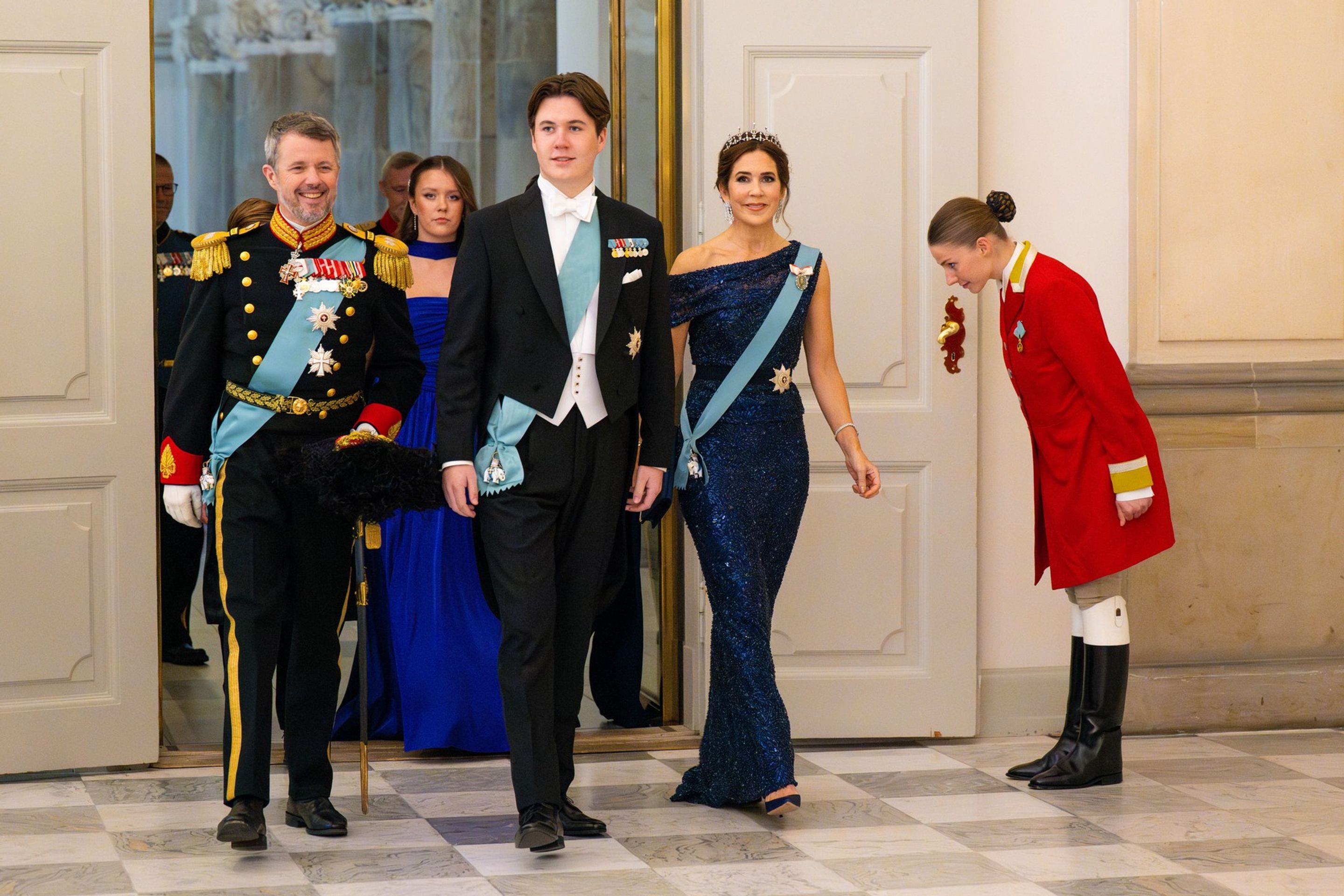 Zleva korunní princ Frederik, princ Christian a korunní princezna Marie Dánská - Oslava 18. narozenin (5/7)