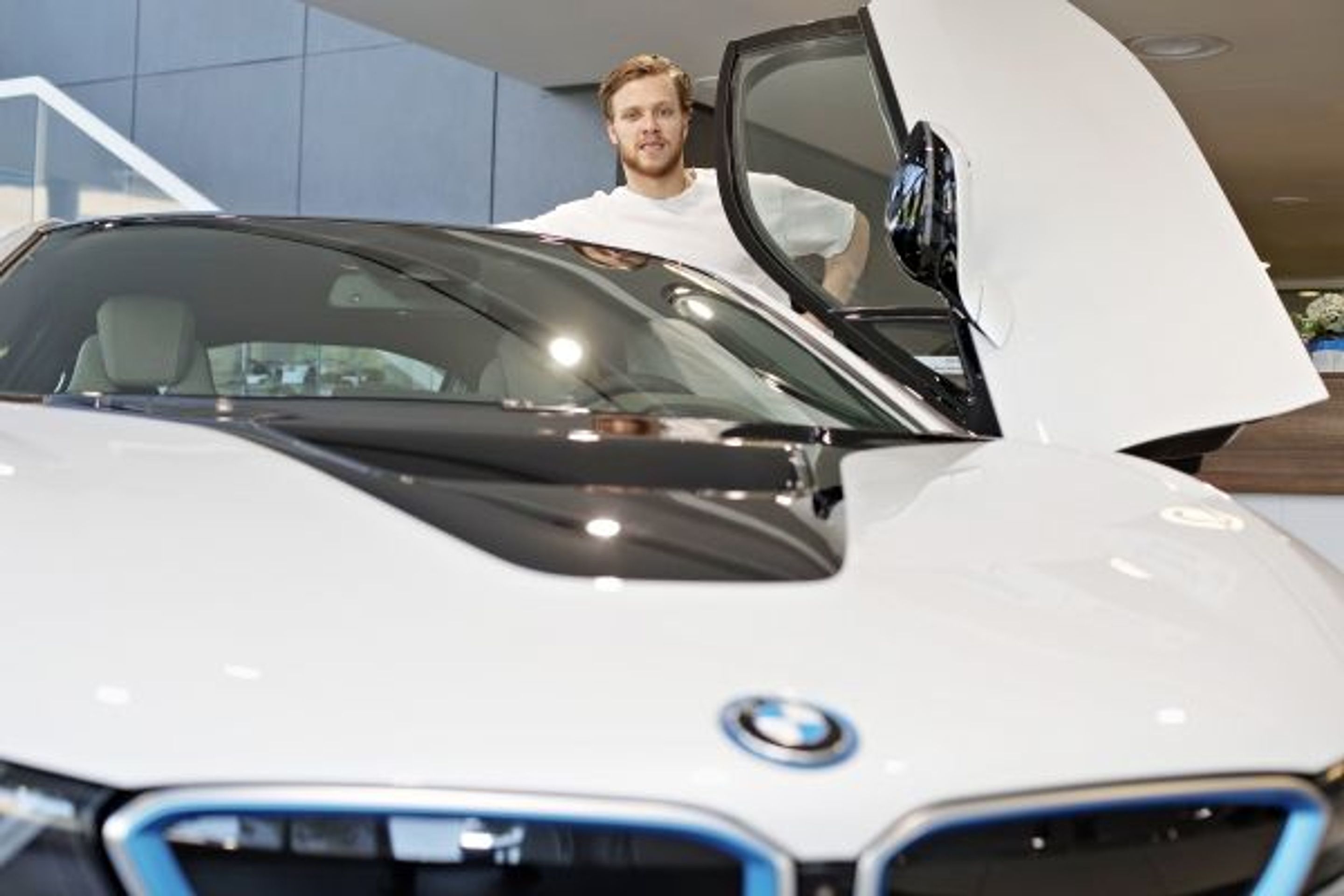 David Pastrňák a jeho BMW i8 - GALERIE: David Pastrňák si pořídil nadupaný sporťák (1/7)
