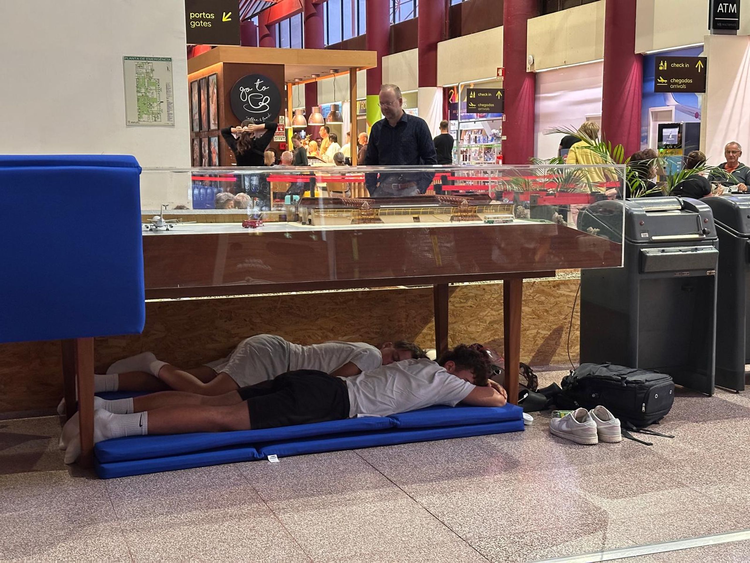 Noc na letišti - Cestující nocující na letišti (4/8)