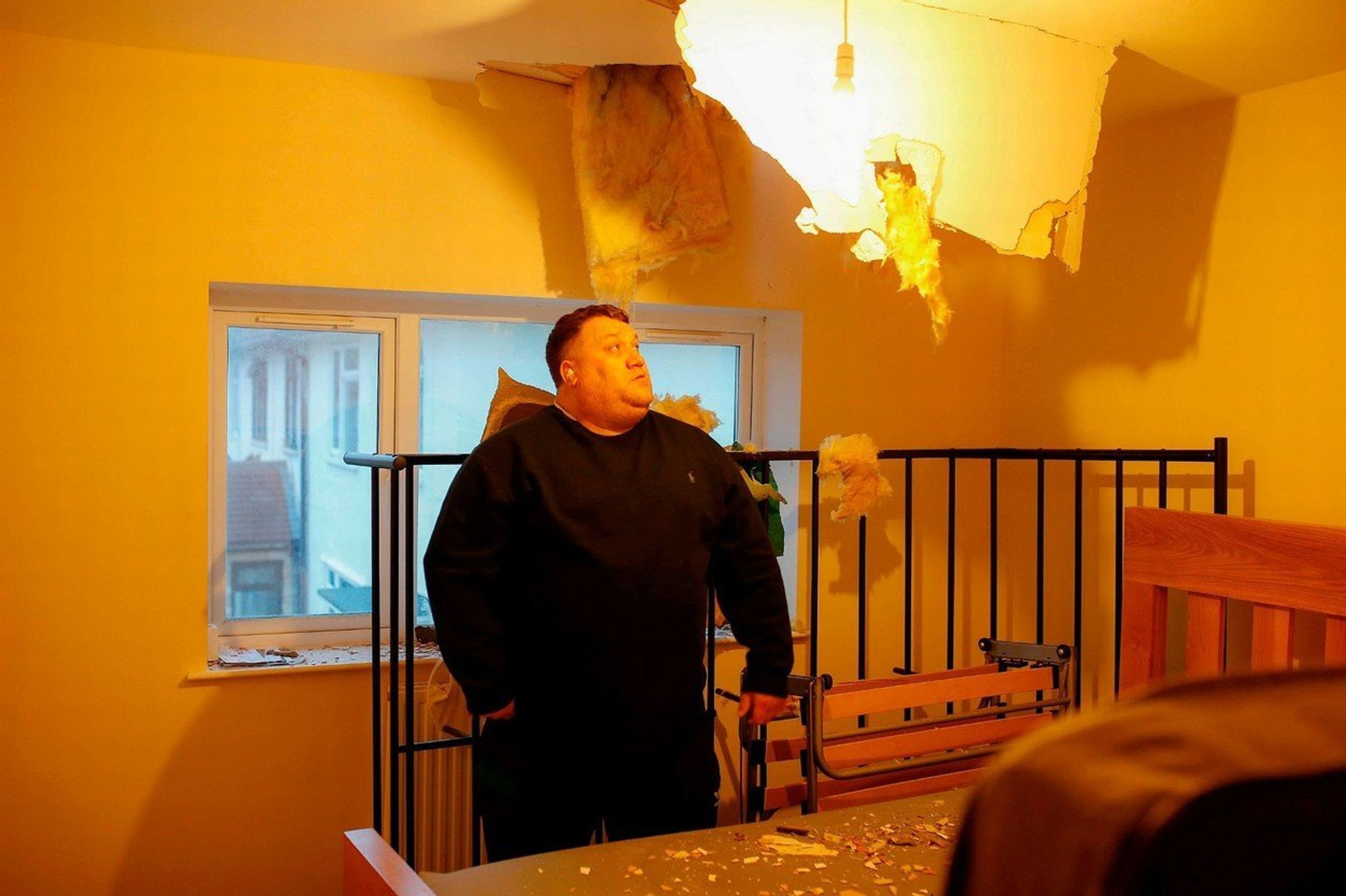 Muži spadl do domu velký kus ledu - 2 - GALERIE: Muži spadl do domu velký kus ledu (2/4)