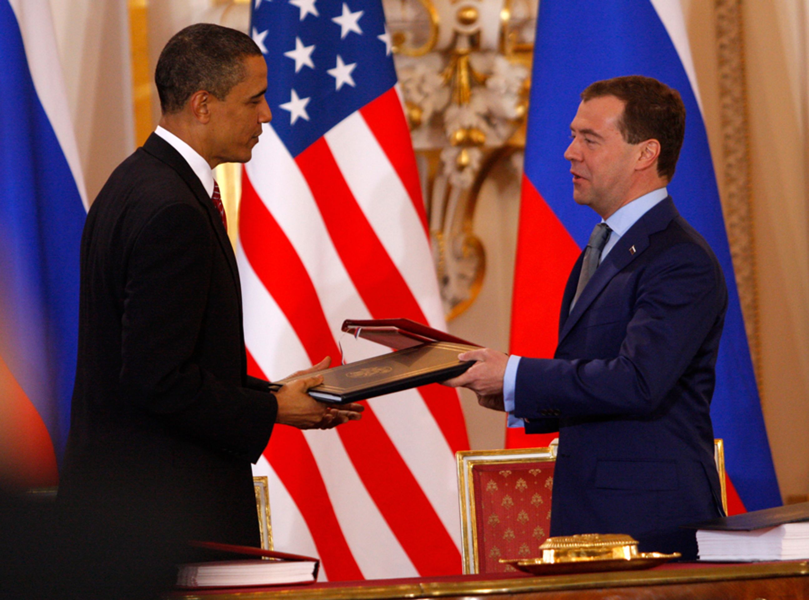 Obama a Medveděv-15 - GALERIE: Obama a Medveděv podepisují smlouvu o odzbrojení (20/26)