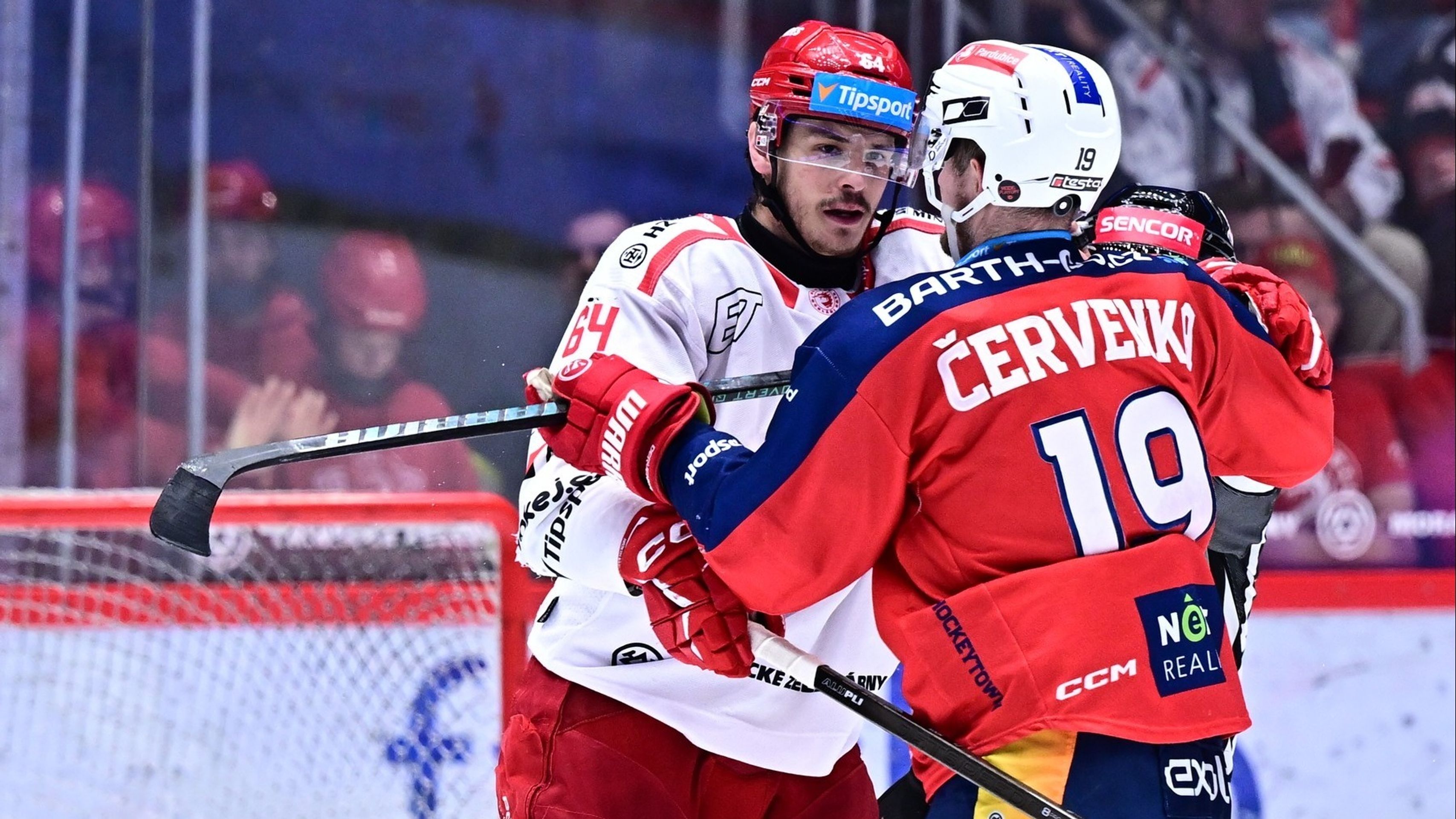 Hráči Pardubic a Třince v souboji (cropped) - Pardubice po 14 letech získaly extraligové zlato (10/10)