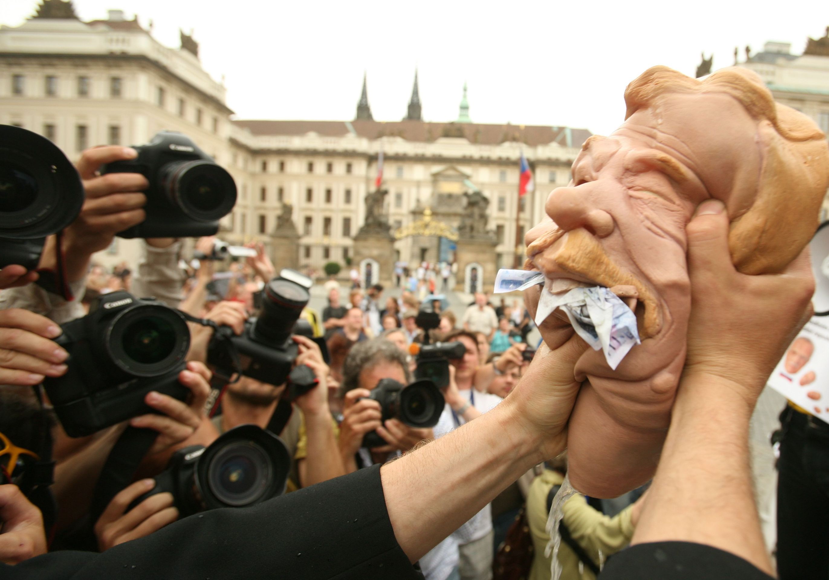 Umělci proti Klausovi - GALERIE: Umělci protestovali proti politice Václava Klause (4/7)